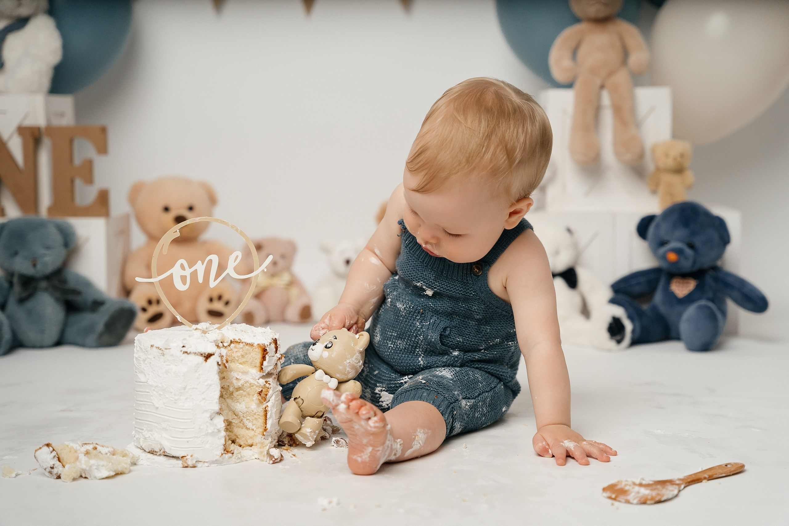 First birthday cake smash session. Newborn and family photographer. Hills District. Sydney