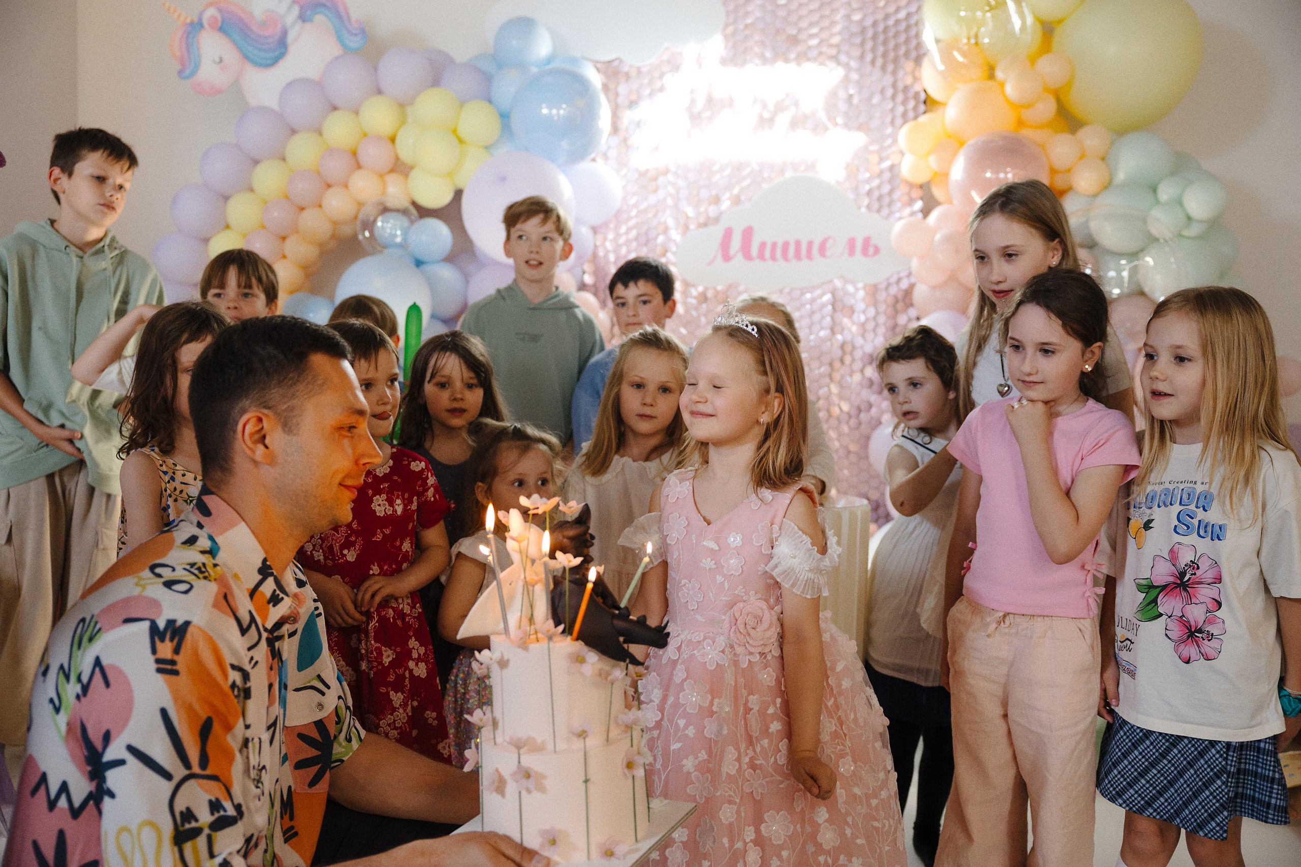 Фотосъёмка детского дня рождения 6 лет — Беззубик, Единорог и волшебная комната с Лабубу. Евгений Тимофеев | Свадебный и контент-фотограф и видеограф в Риге