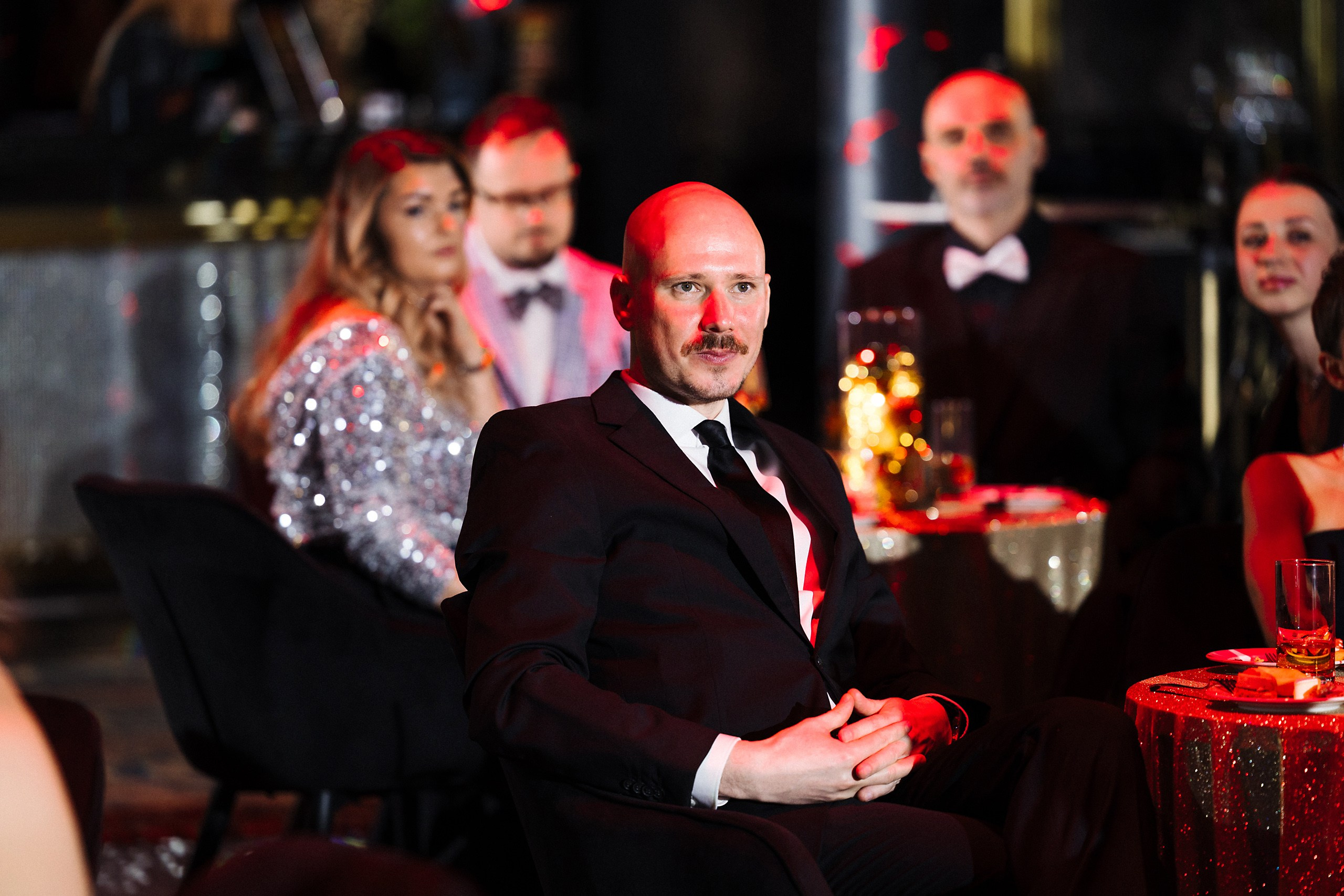 Новогодняя фотосессия в стиле «Оскар» для компаний — свет софитов и звёздные кадры. Евгений Тимофеев | Свадебный и контент-фотограф и видеограф в Риге