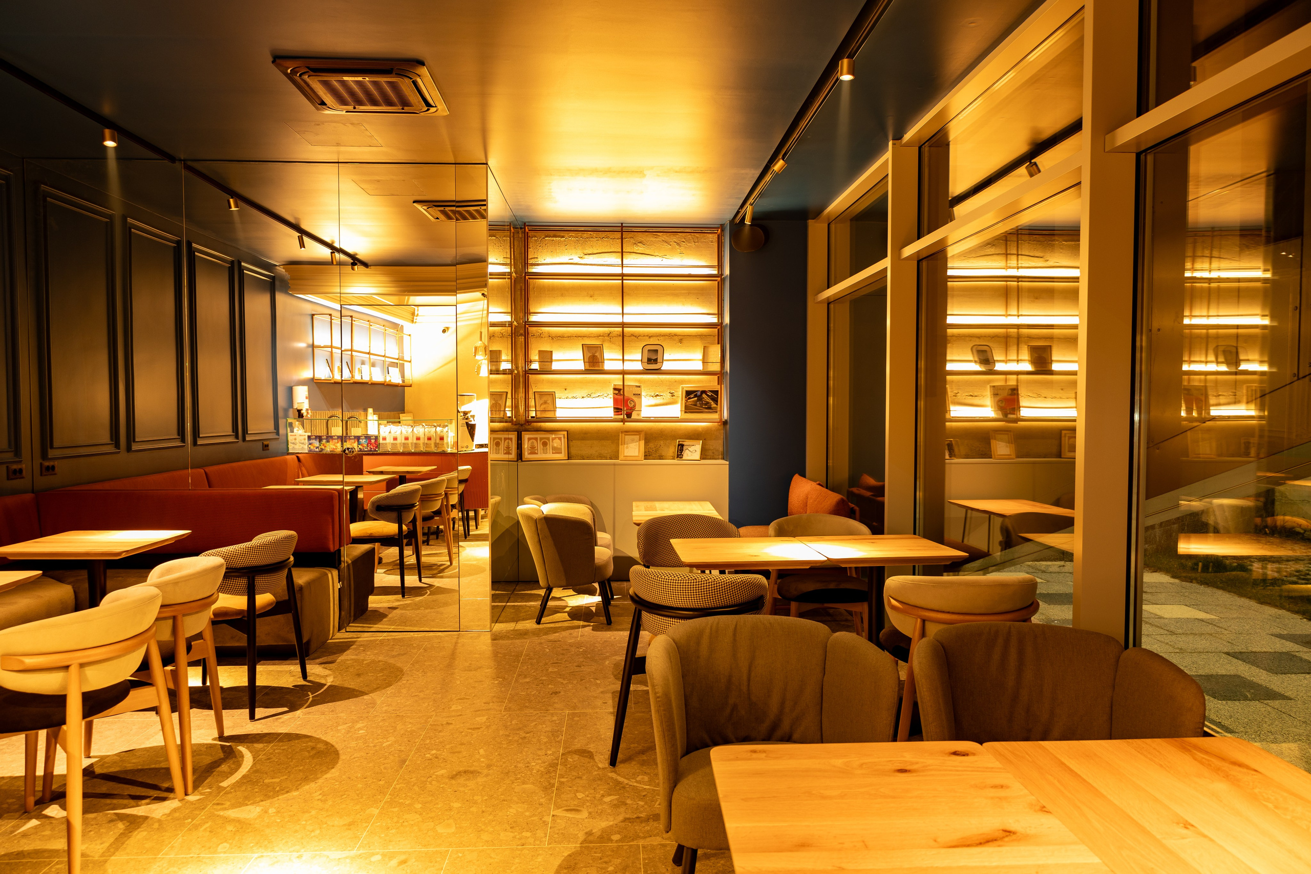 Cafenea “Monte Carlo” Buhuși. Fotograf. Lucrez cu oameni, produse și spații. Portret și fotografie creativă. Bacău, România. Lidia Savinoiu