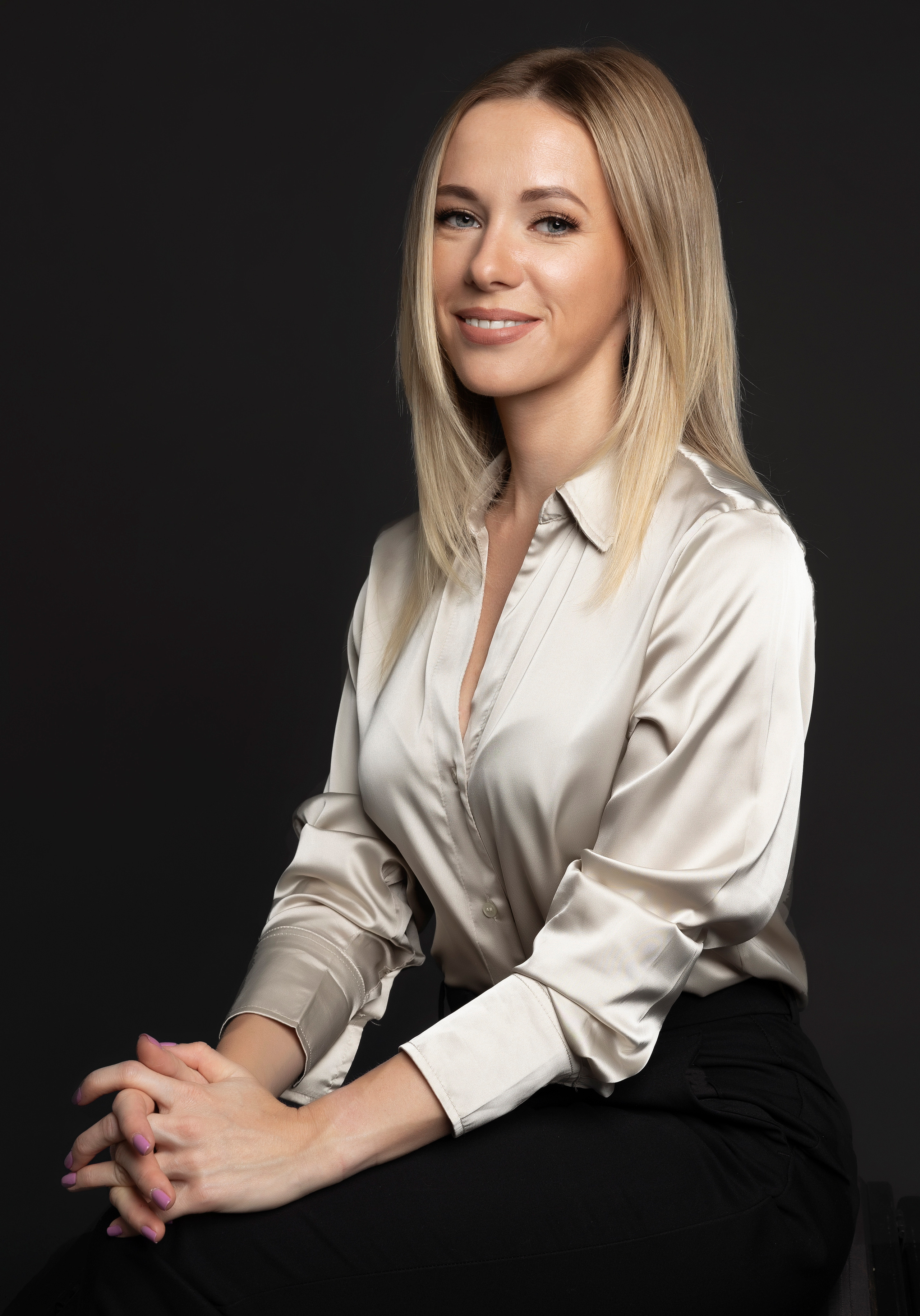 Business portrait. Female Photographer in Dubai