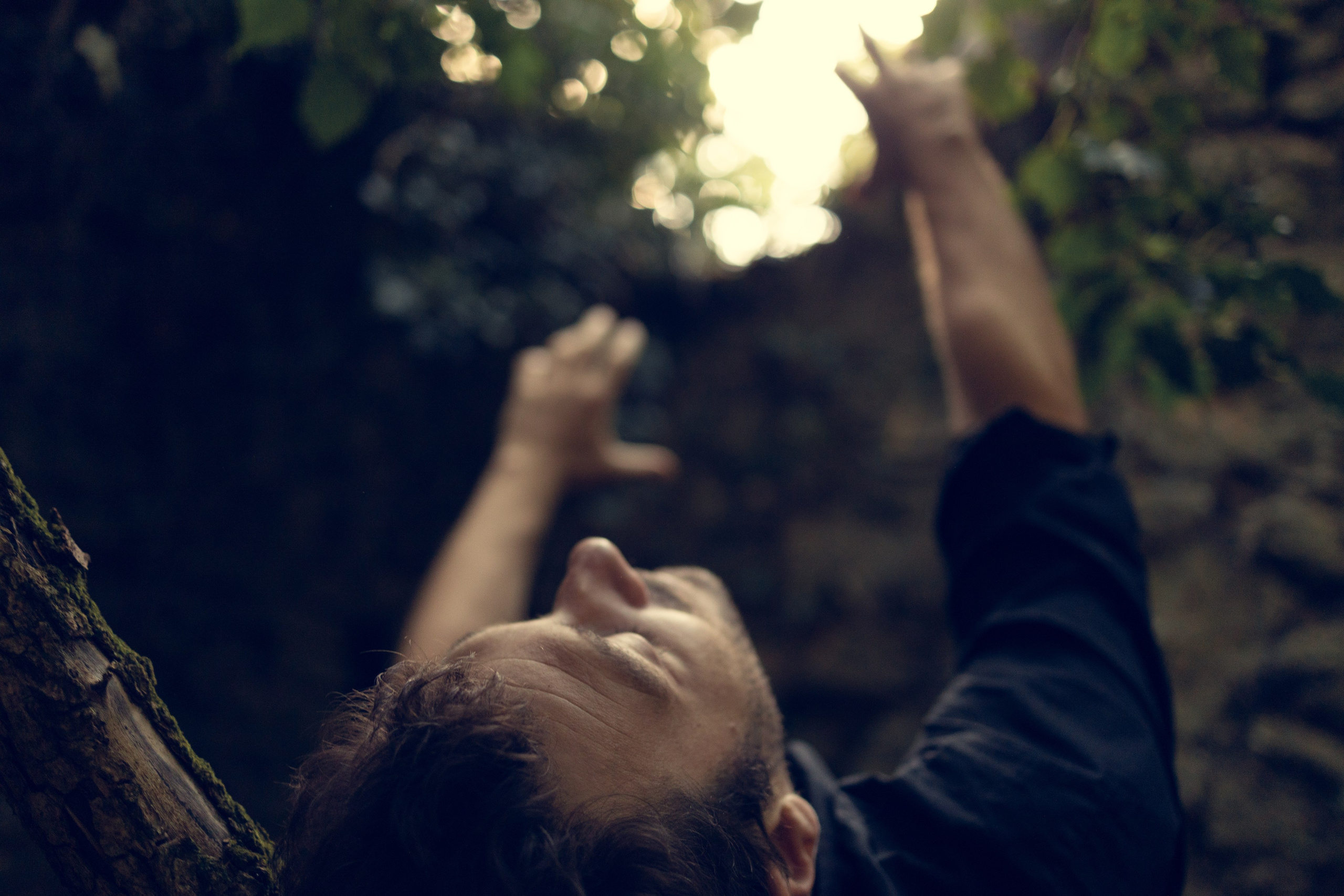 Portrait du portfolio d’un acteur Avignon Provence France. Histoires d’amour, séances photos de famille et de mariage en France