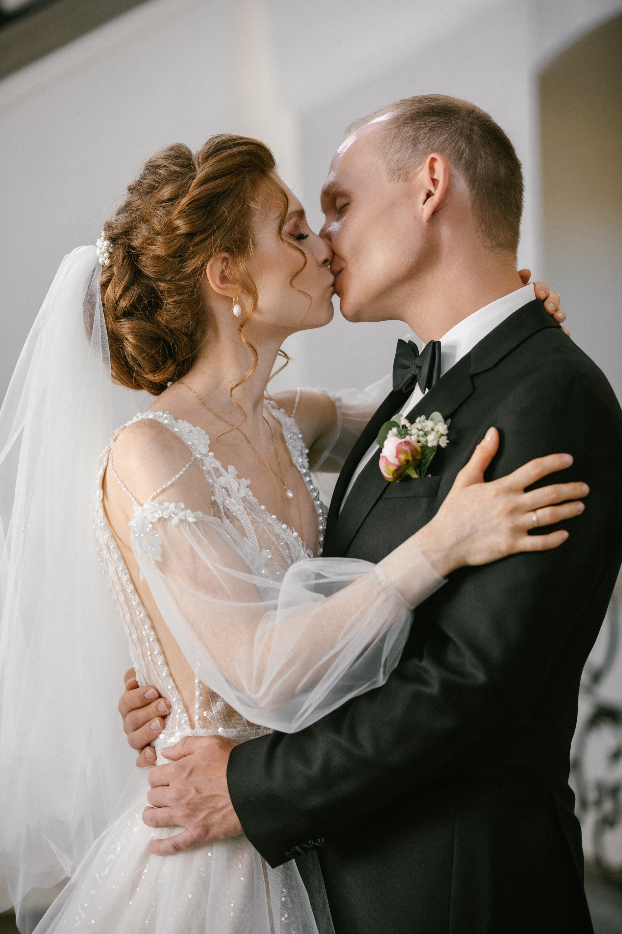 Kuss des Brautpaars während der Trauung im Neuen Schloss Meersburg