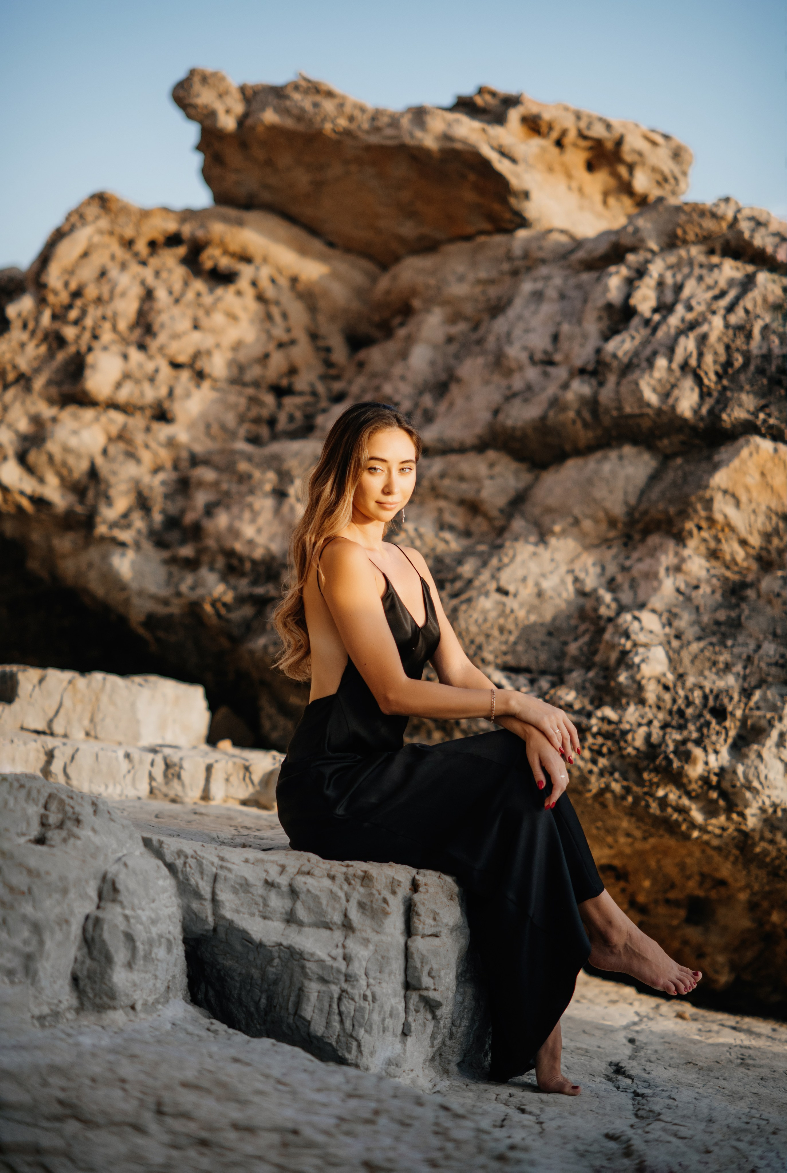 На скалах. Фотограф на Кипре