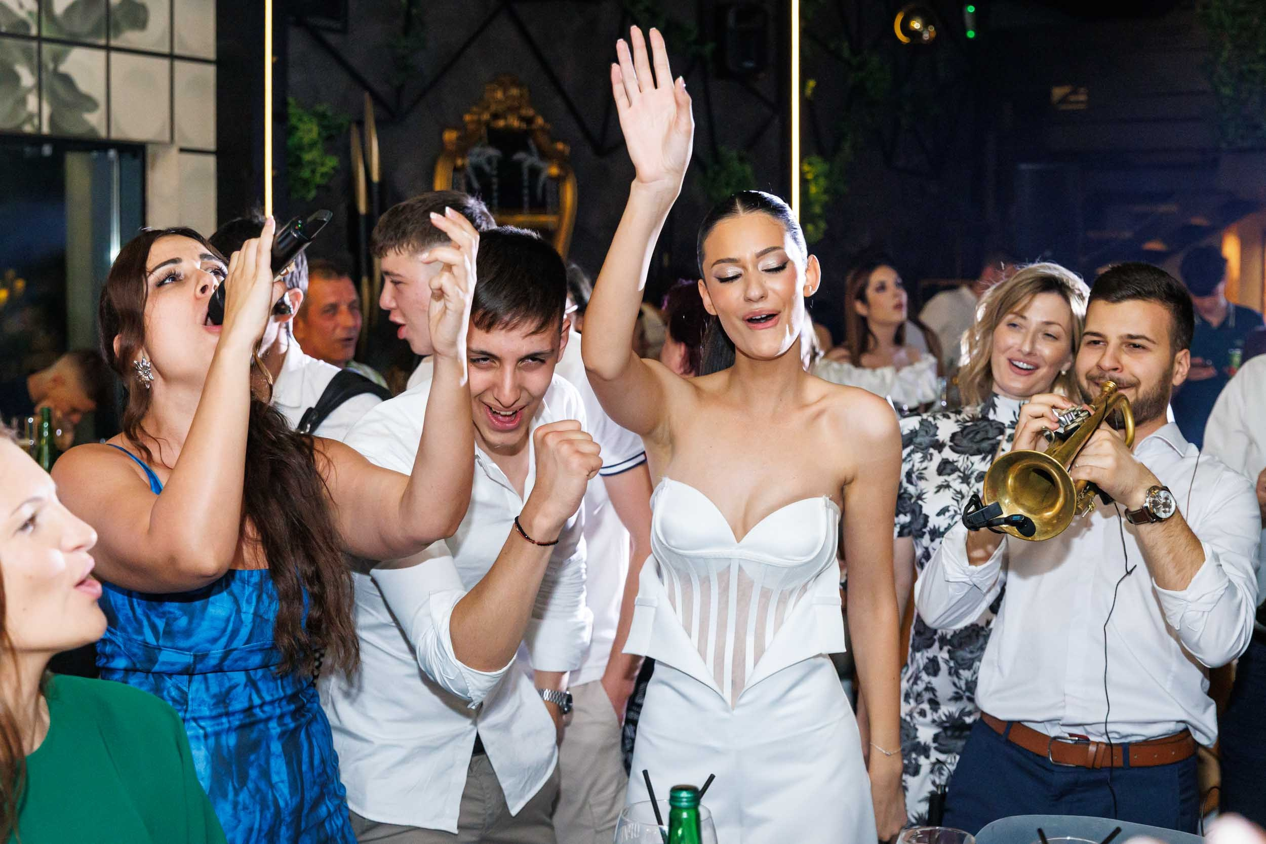 Vesela atmosfera i emocije, spontano fotografisanje žurke za 18. rođendan u Showroom-u.