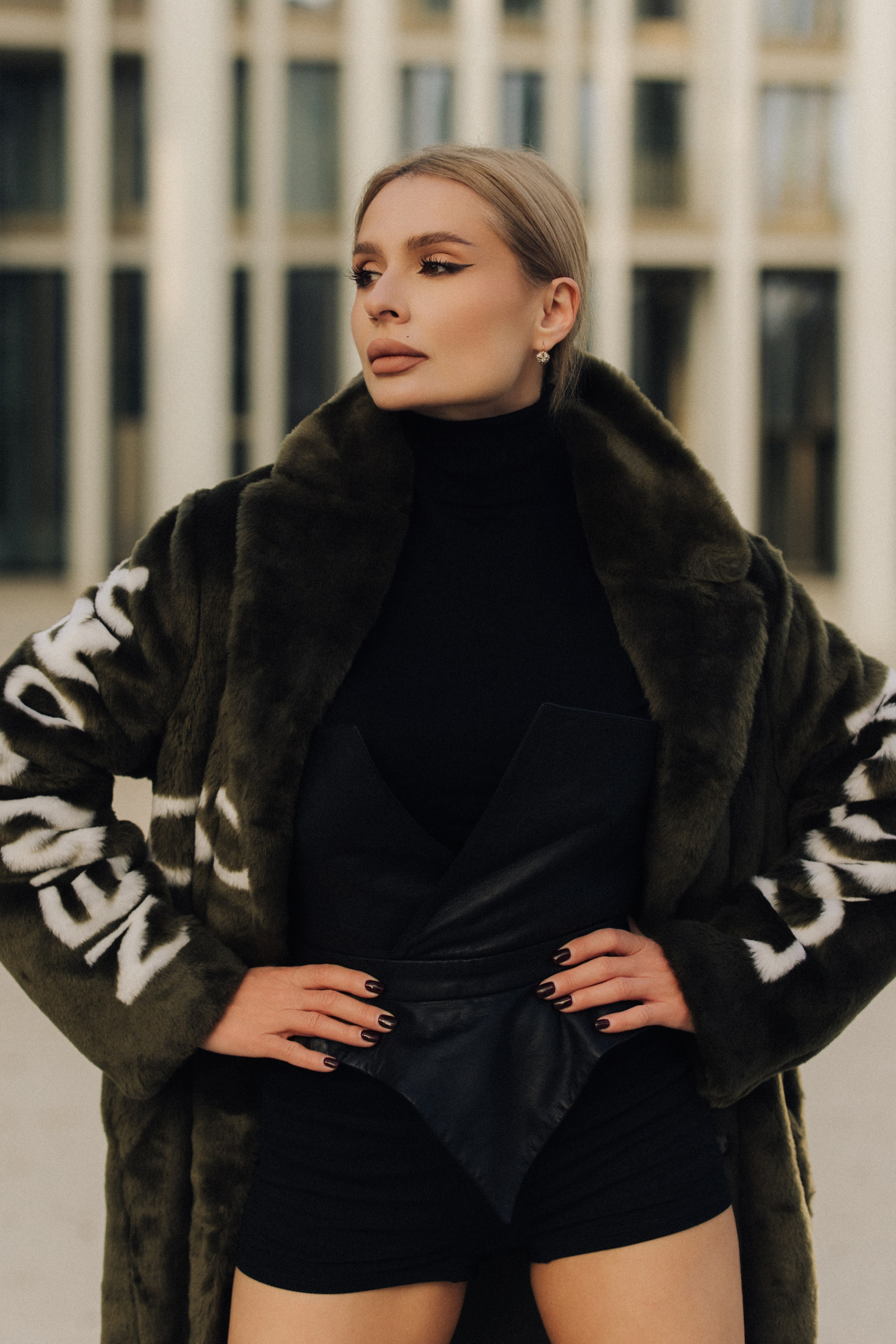 Golden Hour Portrait in Leipzig. Elegant Woman in Fur Coat&Suit. Timeless Photography by Kristina Kozheltsova. Kristina Kozheltsova- Soulful Portrait&Lifestyle&Love Story Photographer in Leipzig, Germany