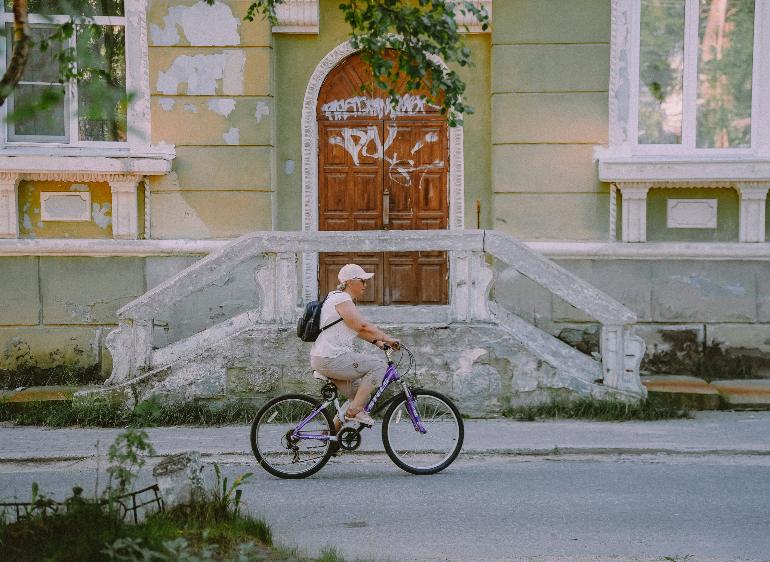 2025. Стрит-фотография, полная абсурда, идиотизма и красоты