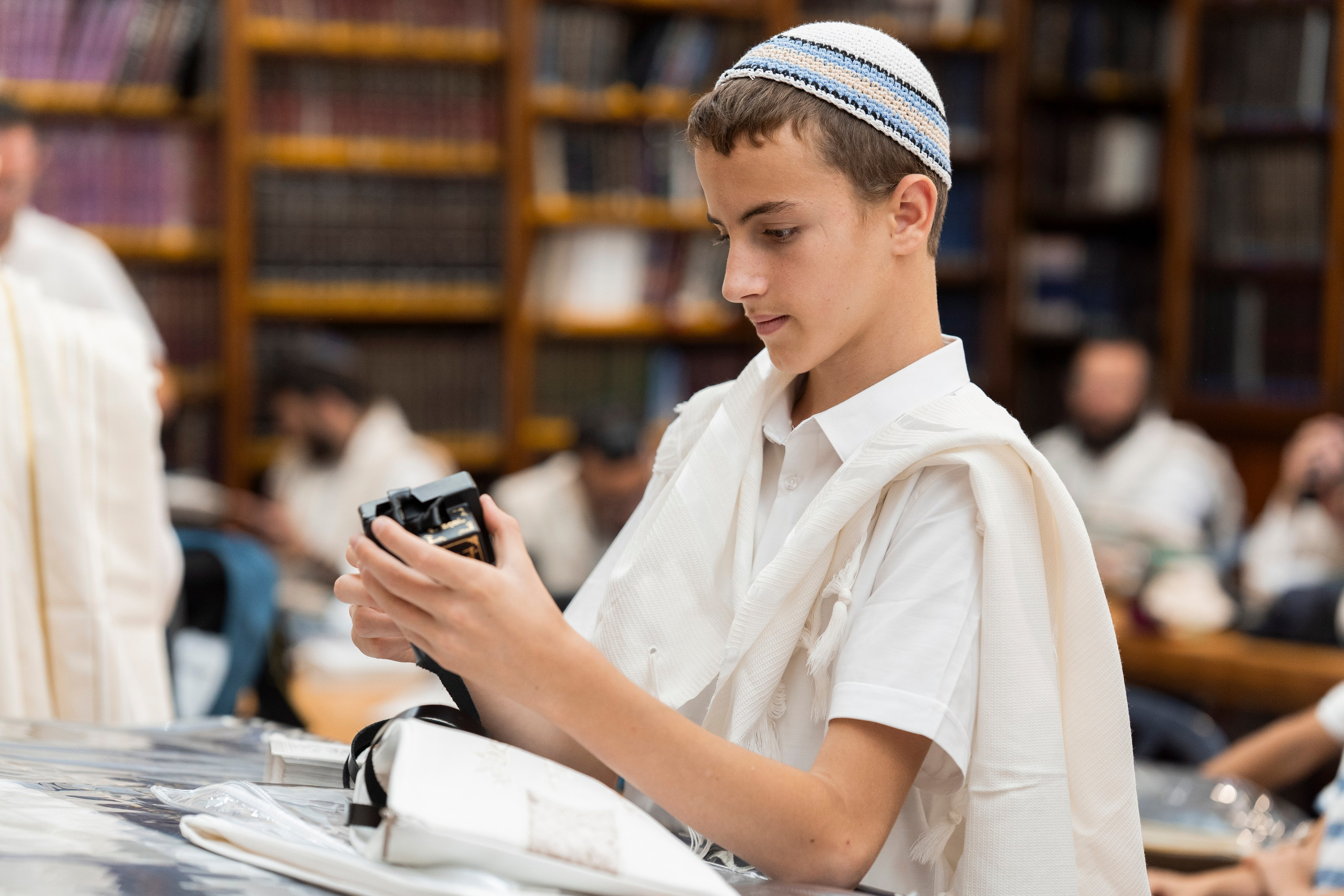 הנחת התפילין רפאל לוי. יוסף מזרחי צילום חתונה, ברית וזוגיות. צלם מקצועי שאוהב להוציא אתכם הכי יפים ברגעים הכי מרגשים