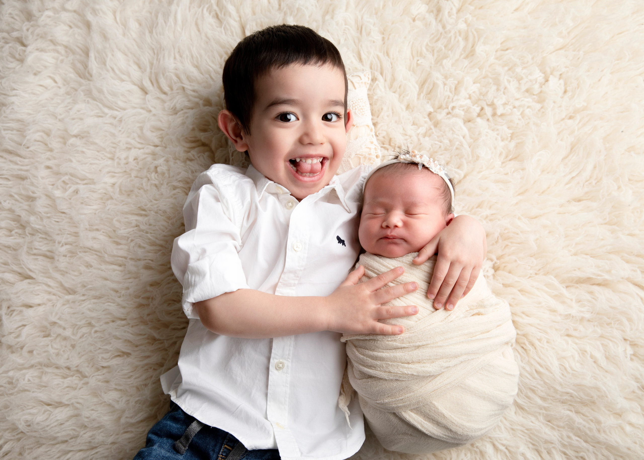 Mamma och bebis delar ett ögonblick av närhet, ett fotografi full av värme.