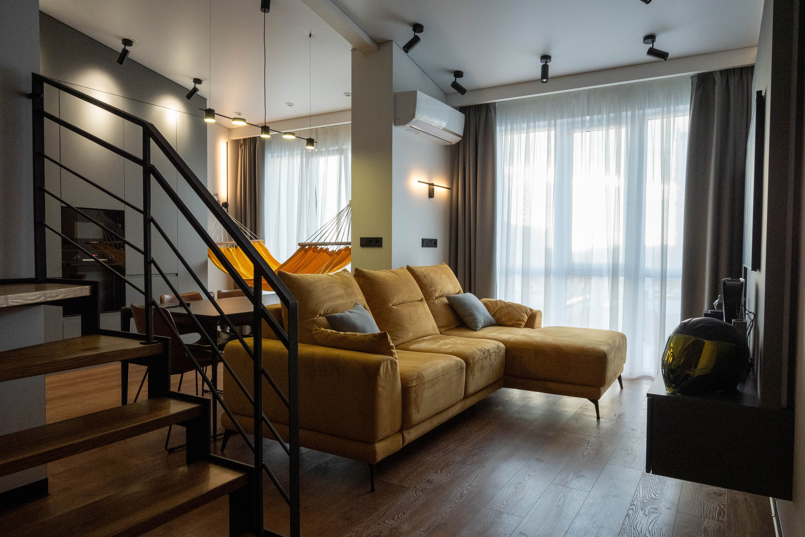 The apartment is on two levels. Fotograf Dmitrii Donets