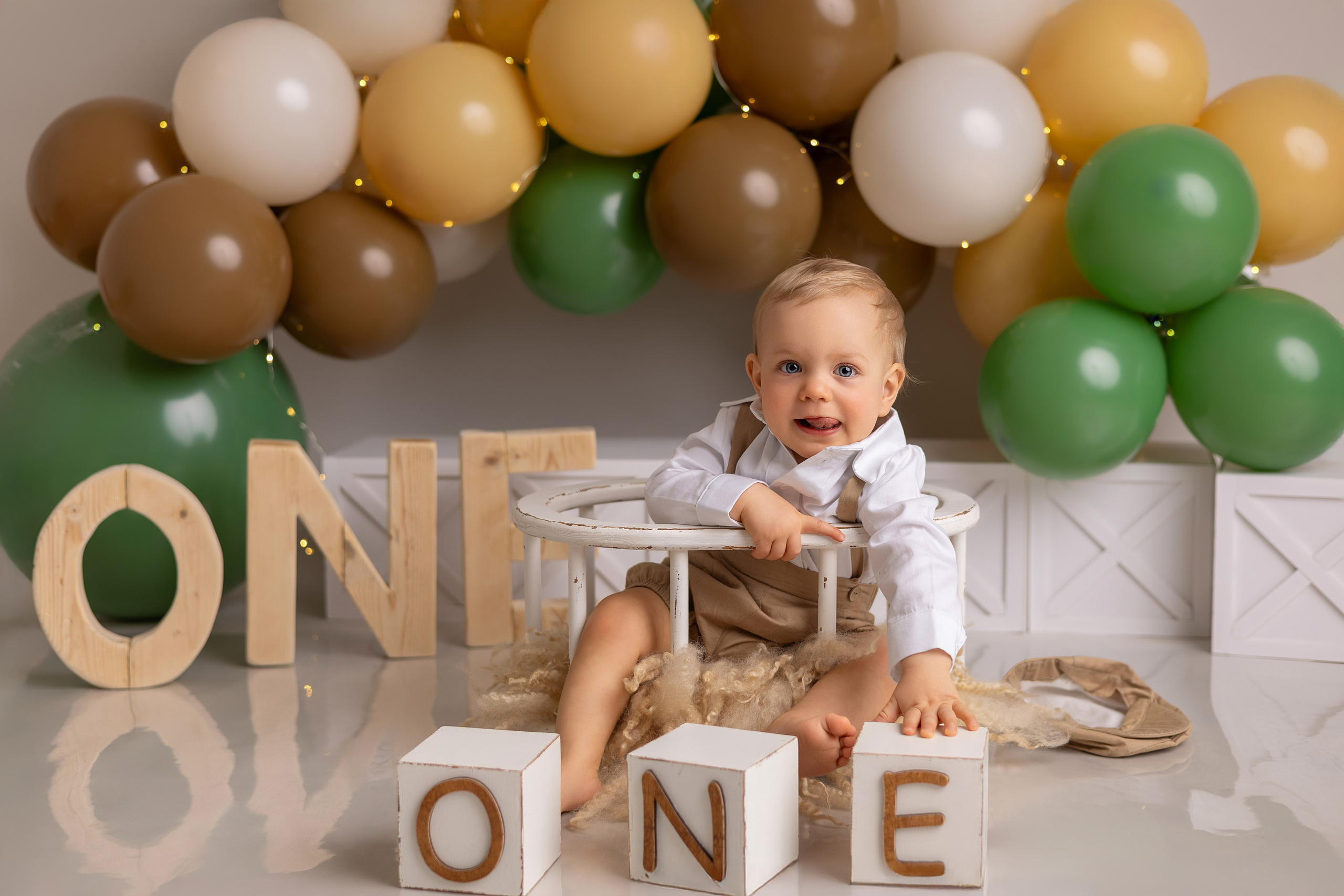 Erste Geburtstag „Cake Smash“. Neugeborene- Schwangerschaft- und Kinder Fotografin in Lehre