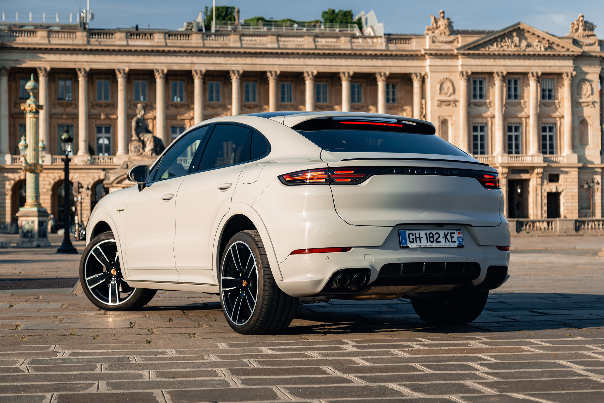 Porsche Cayenne E-Hybrid. Photographer in Paris — Vitalii Motruk
