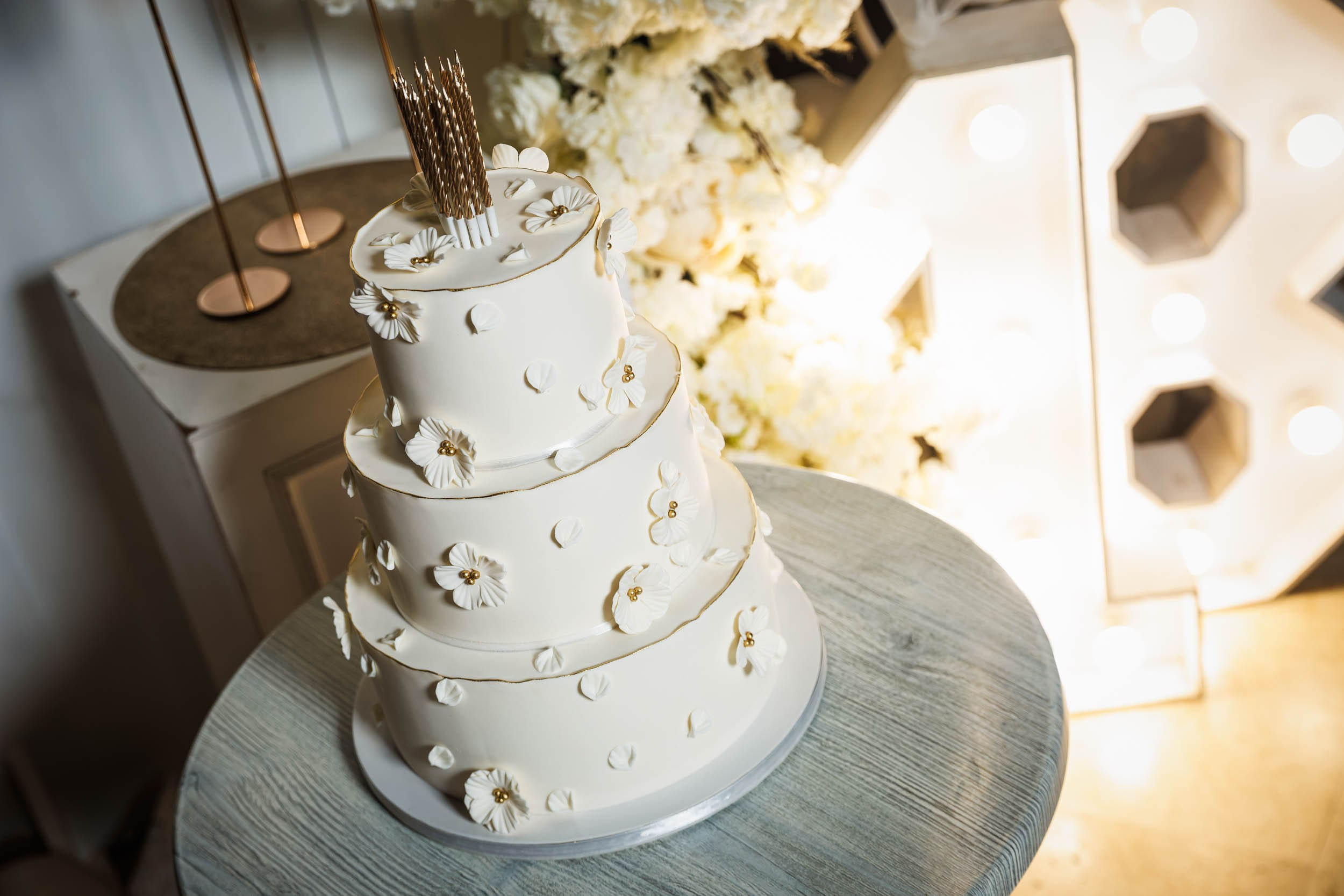 Svečana torta slavljenice, fotografisanje najlepših trenutaka u Шећер & Soul prostoru.