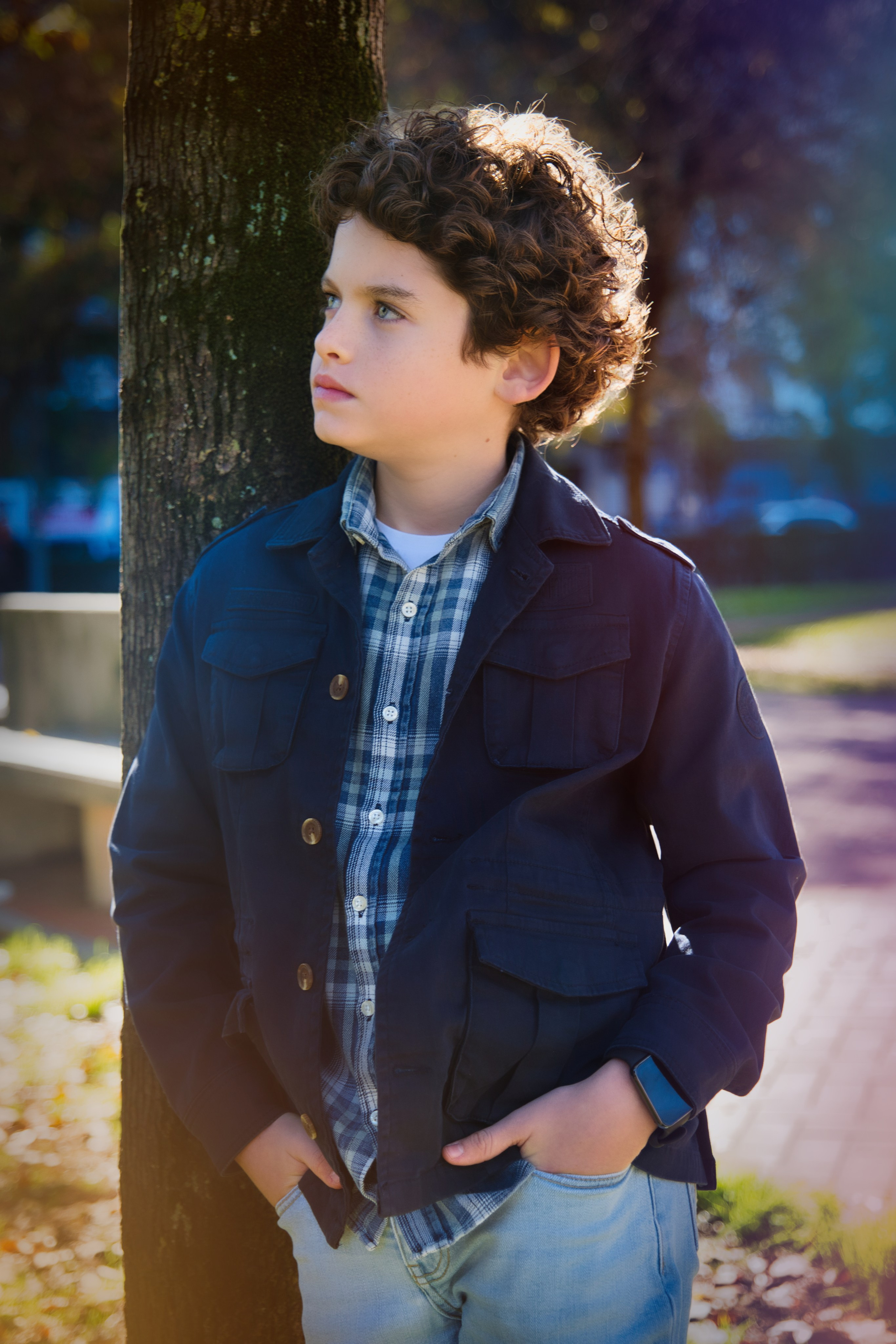 Retrato artístico en exteriores capturado con estilo profesional.