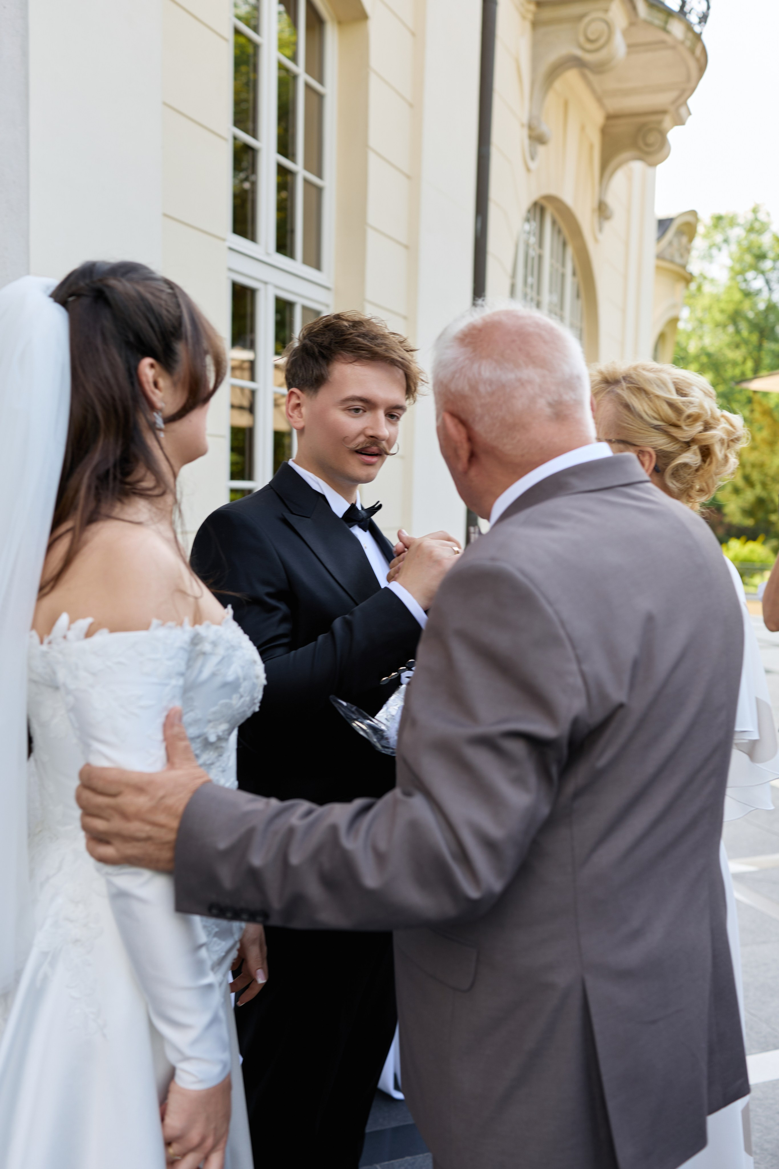 Wiktoria & Kacper. Pałac Goetz. Fotograf ślubny i rodzinny w Krakowie Yana Klymova