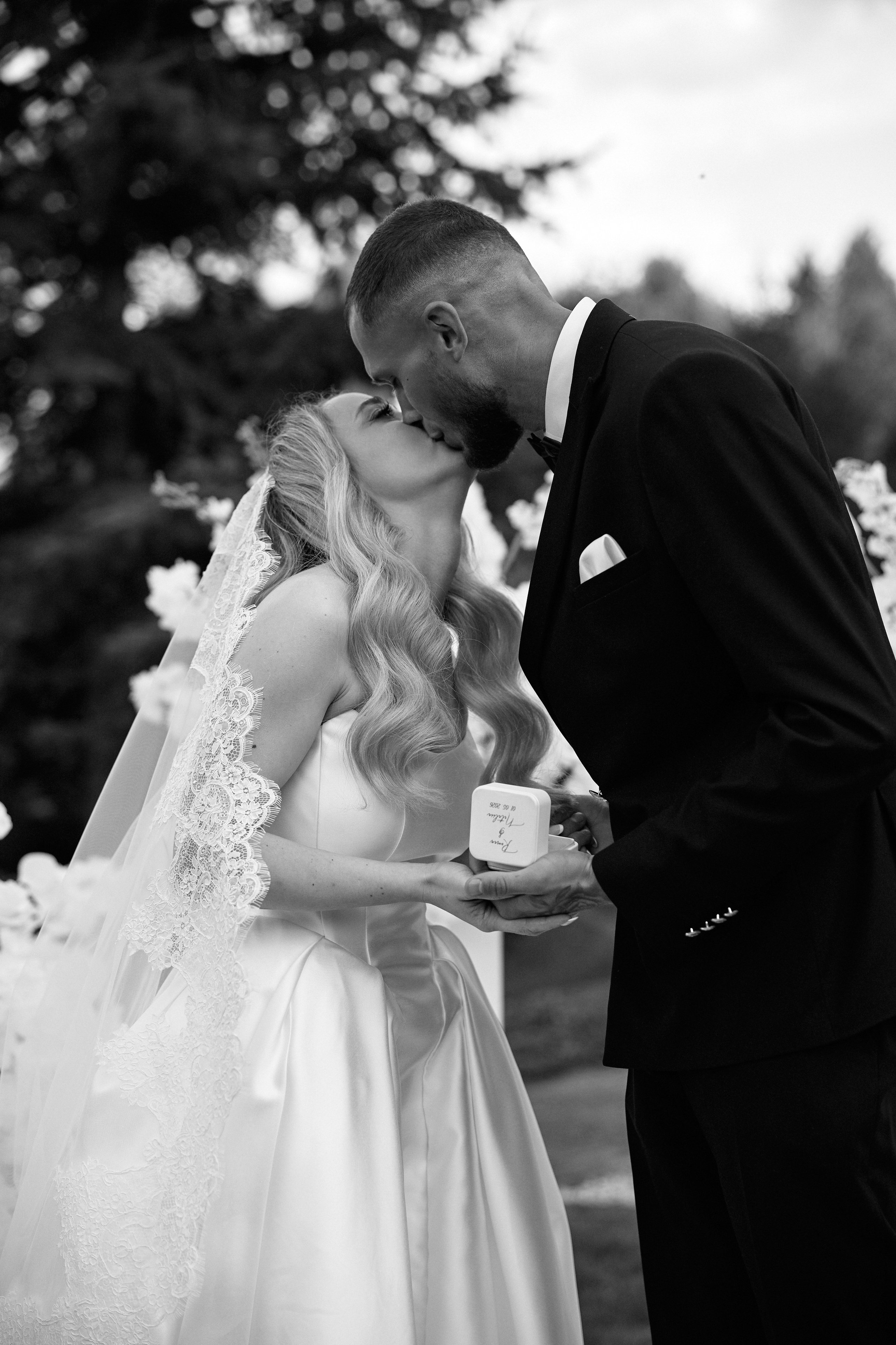 Natalia & Roman. Dworek przy lesie. Fotograf ślubny i rodzinny w Krakowie Yana Klymova