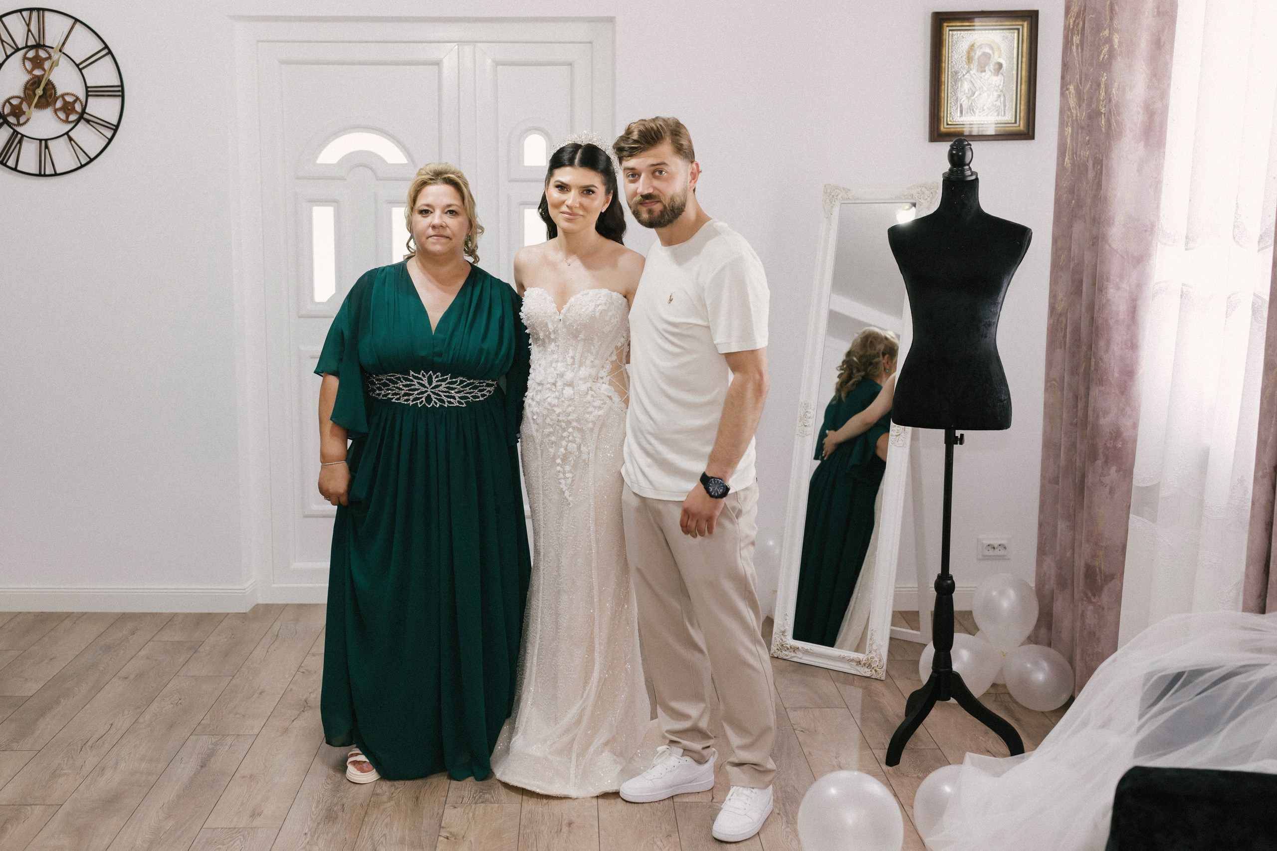 1. Mireasa Adriana în timpul pregătirilor de nuntă în Tudora Botoșani2. Costumul mirelui Ionuț fotografiat artistic în ziua nunții3. Prietenii mirelui la tradițiile de nuntă în Tudora4. Bărbieritul mirelui în cadrul obiceiurilor tradiționale de nuntă5. Fotografii de familie la biserică în ziua nunții6. Portret de familie cu mirii și copilul lor la nunta din Botoșani7. Primul dans al mirilor la Mariage Dor Baisa Botoșani8. Decor elegant de nuntă la Mariage Dor Baisa9. Emoții și tradiții la nunta din Tudora județul Botoșani10. Fotograf profesionist de nuntă în Botoșani surprinzând momente autentice - otograf-nunta-botosanifotograf-evenimente-botosanifotograf-profesionist-botosanifotograf-nunta-tudoranunta-tudora-botosanisedinta-foto-nunta-botosanipoze-nunta-botosanifotografii-nunta-tudorafotograf-cununie-religioasa-botosanibiserica-sfintii-imparati-constantin-si-elena-tudoramariage-dor-baisa-botosanirestaurant-nunta-botosanidansul-mirilor-mariage-dorpregatiri-mire-botosanipregatiri-mireasa-botosanitraditii-nunta-moldovaobiceiuri-nunta-tudorafotograf-familie-nunta-botosaniportret-miri-botosanigalerie-foto-nunta-botosanialbum-foto-nunta-botosaninunta-eleganta-botosaninunta-cu-traditii-botosanifotograf-premium-nunta-botosaniservicii-foto-video-botosanipoveste-de-nunta-botosanifotograf-documentar-nuntafotograf-natural-emotionalmiri-ionut-si-adriananunta-autentica-tudora -otograf-nunta-botosanifotograf-nunta-tudoranunta-tudora-botosanifotograf-evenimente-botosanifotograf-profesionist-botosaniservicii-foto-video-botosanigalerie-foto-nunta-botosanialbum-foto-nunta-botosani - nunta-autentica-botosaninunta-cu-traditii-botosanipoveste-de-nunta-botosanifotografii-emotionante-nuntamomente-autentice-nuntafotografie-documentara-nuntafotograf-natural-nunta- pregatiri-miri-tudorabiserica-tudora-botosanicununie-religioasa-tudoramariage-dor-baisa-botosanipetrecere-nunta-botosanivalsul-mirilor-botosani - alino-foto-studio-botosaniionut-si-adriana-nunta-tudorafotograf-alin-chirila-botosani