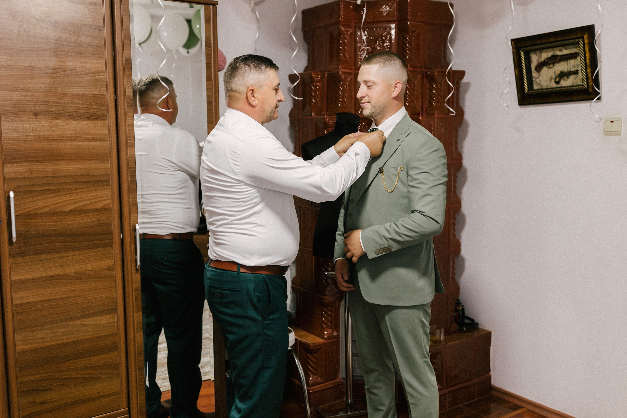 - mireasă Lavinia pregătire casa părintească Hârlău- mire Mihai pregătire Flămânzi cavalerii de onoare- fotograf nuntă Casa Jorovlea- ședință foto miri Mihai și Lavinia- nuntă elegantă Casa Jorovlea- fotografie de nuntă naturală România- domnișoare de onoare pregătire mireasă- emoții nuntă biserică- dansul mirilor Casa Jorovlea* fotograf profesionist nuntă Botoșani Iași* fotografie documentară de nuntă- familie și prieteni la nuntă- nași Mihai și Nicoleta nuntă- portret mireasă în lumină naturală- petrecere nuntă Casa Jorovlea- Nuntă Mihai și Lavinia – momente emoționante din ziua nunții, pregătirile mirilor în Hârlău și Flămânzi, ceremonia religioasă și ședința foto realizată de  AlinoFotoStudio -  Mireasa Lavinia în timpul pregătirilor la Hârlău-  Mihai pregătit de cavalerii de onoare în Flămânzi - Ceremonia religioasă a mirilor Mihai și Lavinia-Ședință foto romantică de nuntă Mihai și Lavinia - Dansul mirilor la petrecerea de nuntă -  fotograf nuntă Iași-  fotograf nuntă Botoșani- wedding photography Romania- AlinoFotoStudio - AlinoFotoStudio - Alin Chirilă fotograf - fotograf Botoșani - fotograf Iași - fotograf Hârlău - fotograf Bacău - fotograf Suceava - fotograf București - fotograf Neamț - servicii foto video - fotograf evenimente - fotograf nuntă - fotograf botez - wedding photographer Romania - ședință foto nuntă - fotografie de eveniment - wedding photography - fotografie profesională - fotograf profesionist România- povestitor prin fotografie, servicii foto - video -profesionale