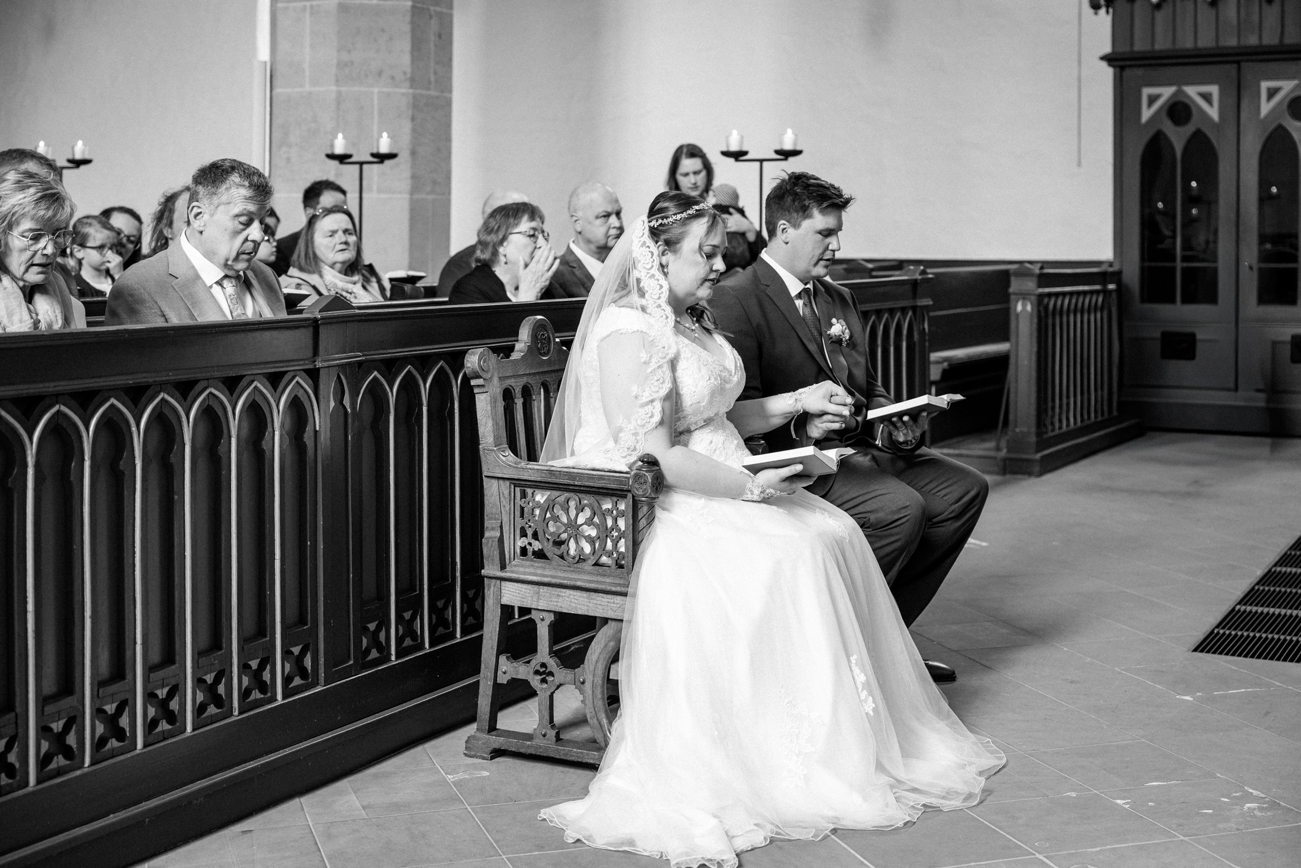 Kirchliche Trauung in Oerlinghausen – Emotionale Hochzeitsfotos & Stilvolle Reportagen!. Hochzeitsfotografin in Gütersloh | Authentische Hochzeitsreportagen | TK Photographie