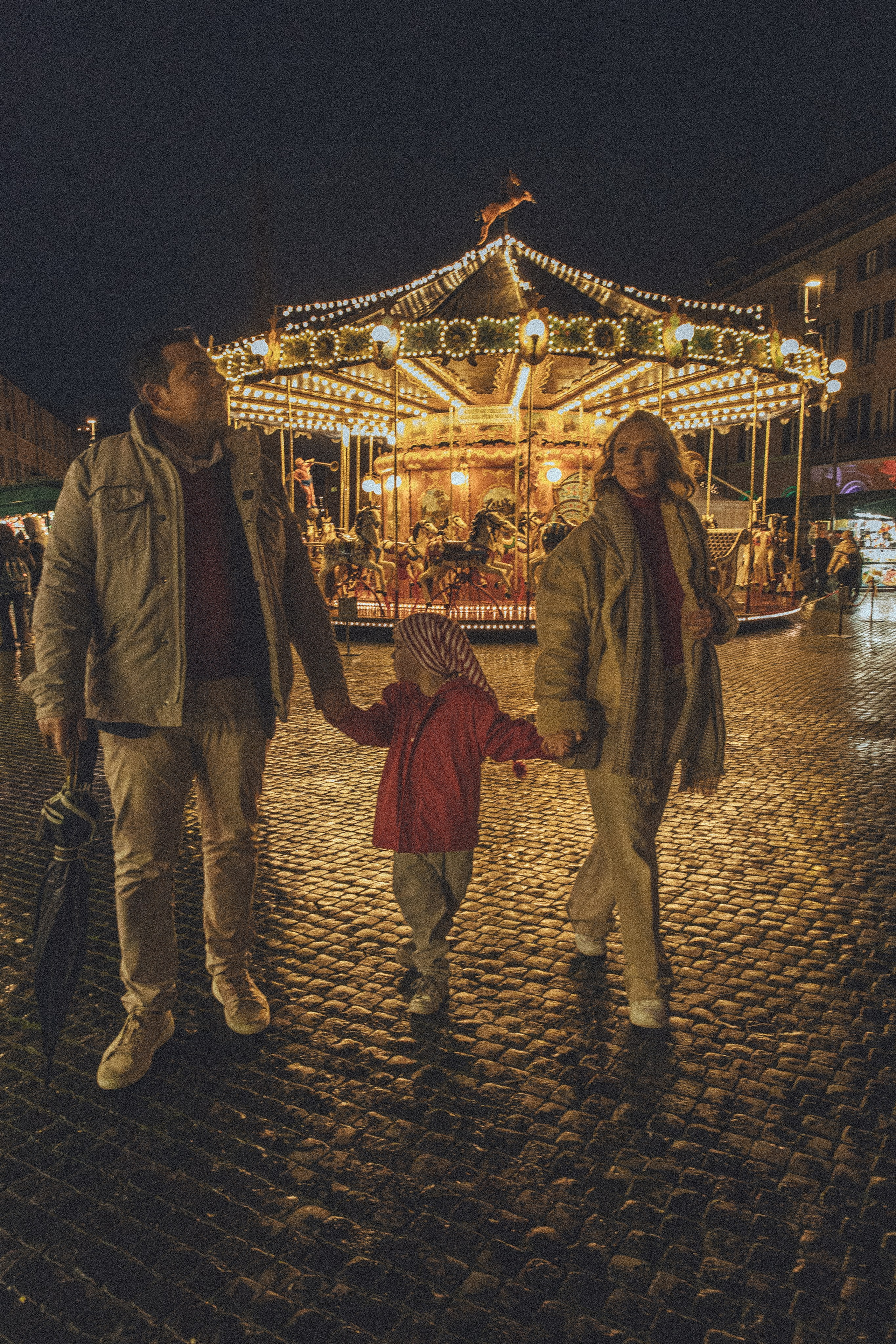 CHRISTMAS AT NAVONA. Elizaveta Razumova | Fotografa Cinematica per Love Story, Matrimoni e Ritratti