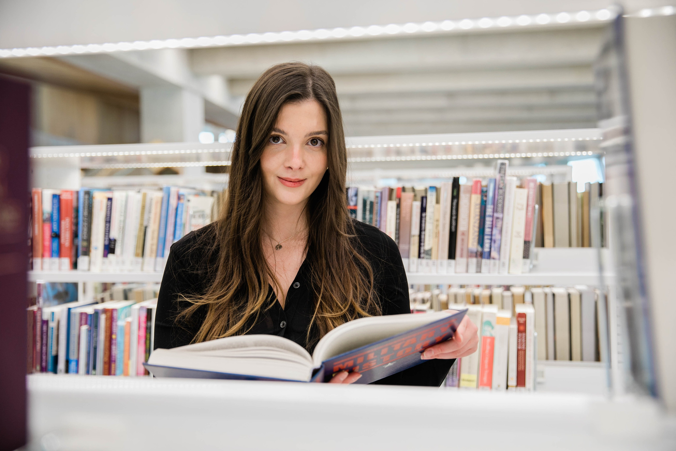 Darina — Calgary Public Library. Fotografía accesible en Calgary