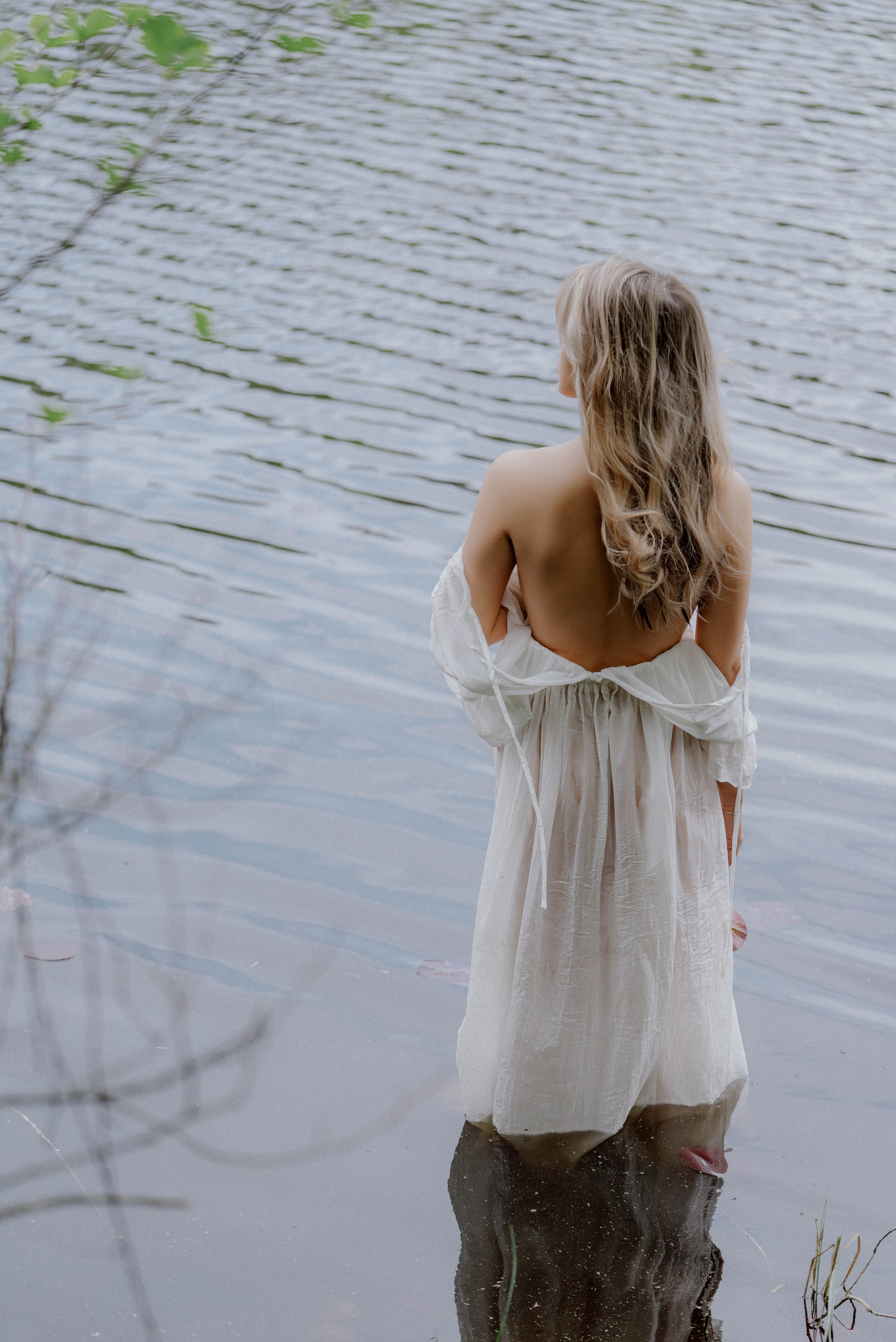 Julia in the pond. Videographer and photographer in New York // MAKAROV.VIDEO