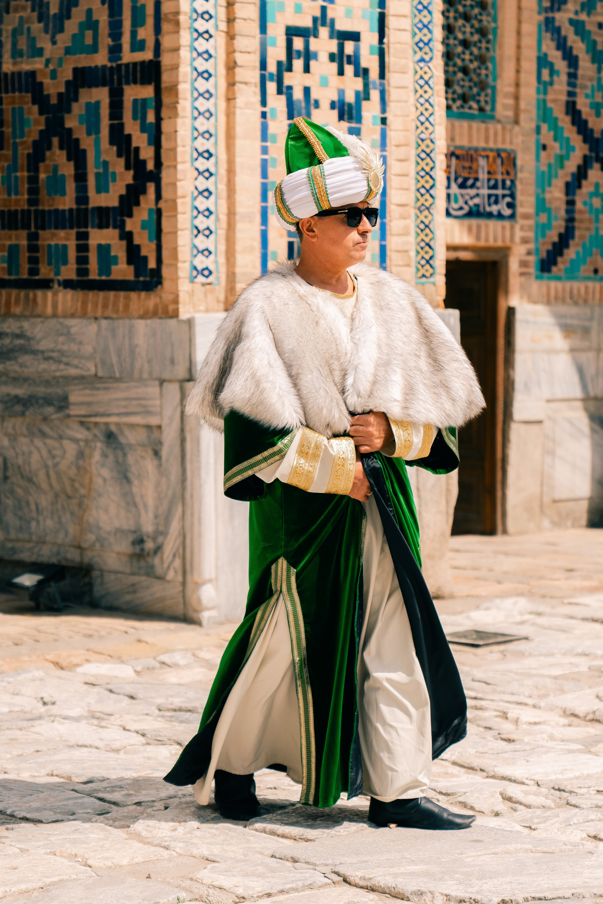 Мужчина в королевском восточном уборе с меховым халатом. Фотограф в Узбекистане и Самарканде Джасур Марупов
