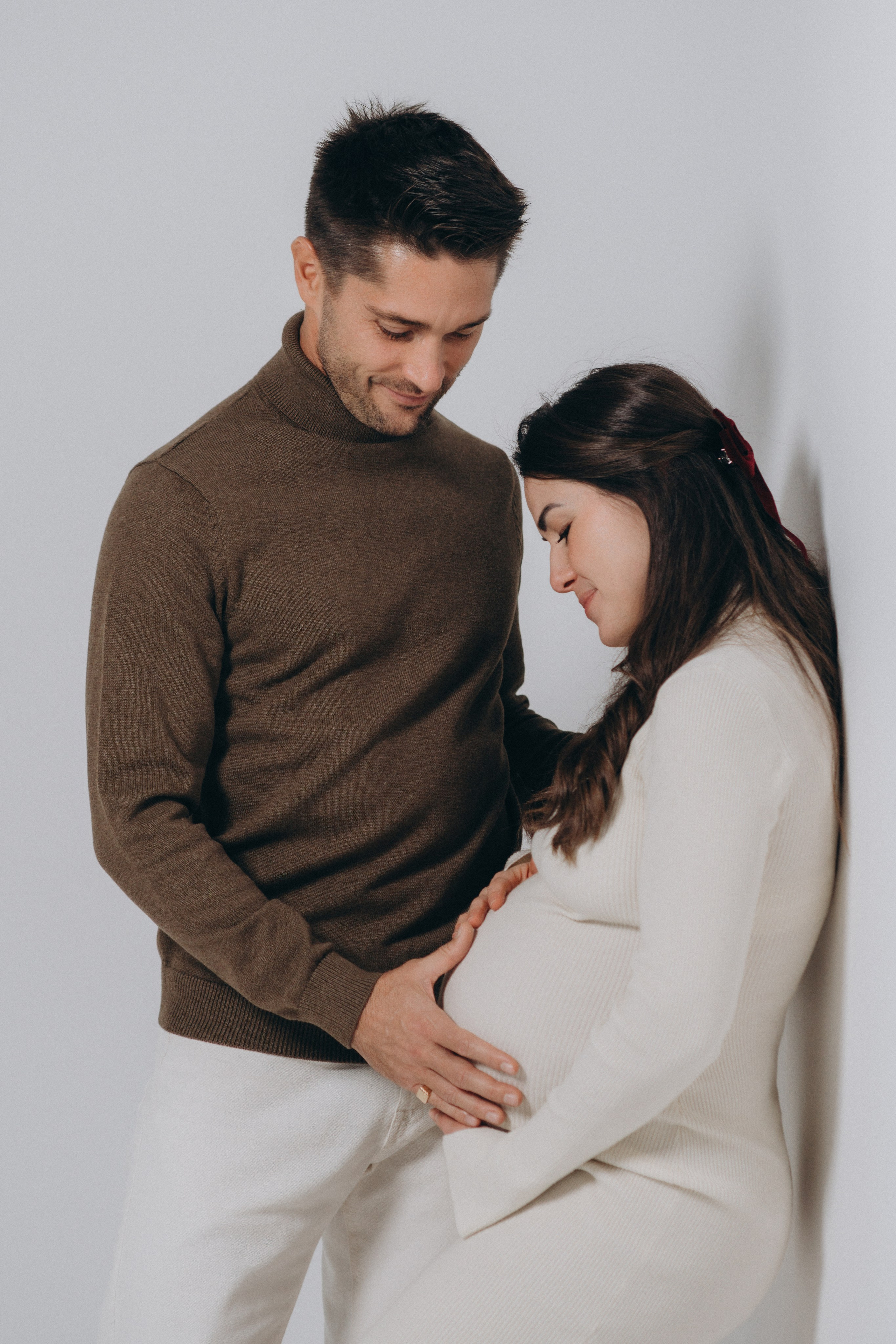 Maternity in studio. Family and wedding photographer in Italy Olga Kulikova