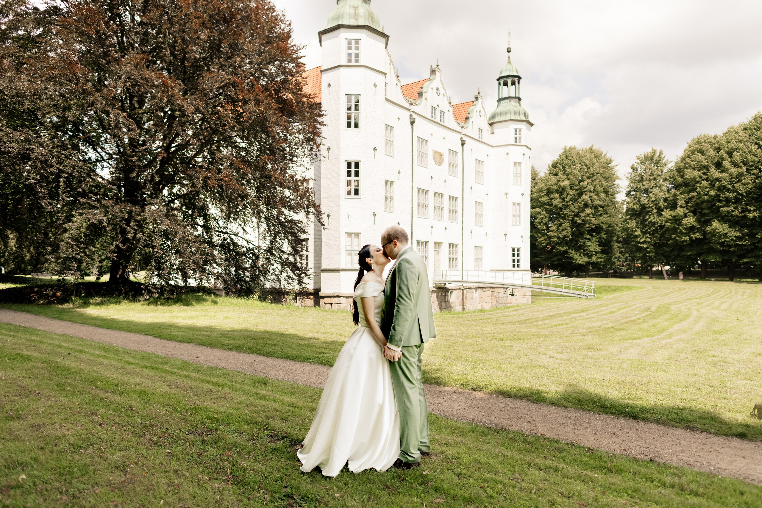 Hochzeitsfotografie im Schloss Ahrensburg | Zeitlose Eleganz in Schleswig-Holsteins Gärten. Hochzeitsfotograf und Hochzeitsvideograf aus Hamburg | Roka21Film