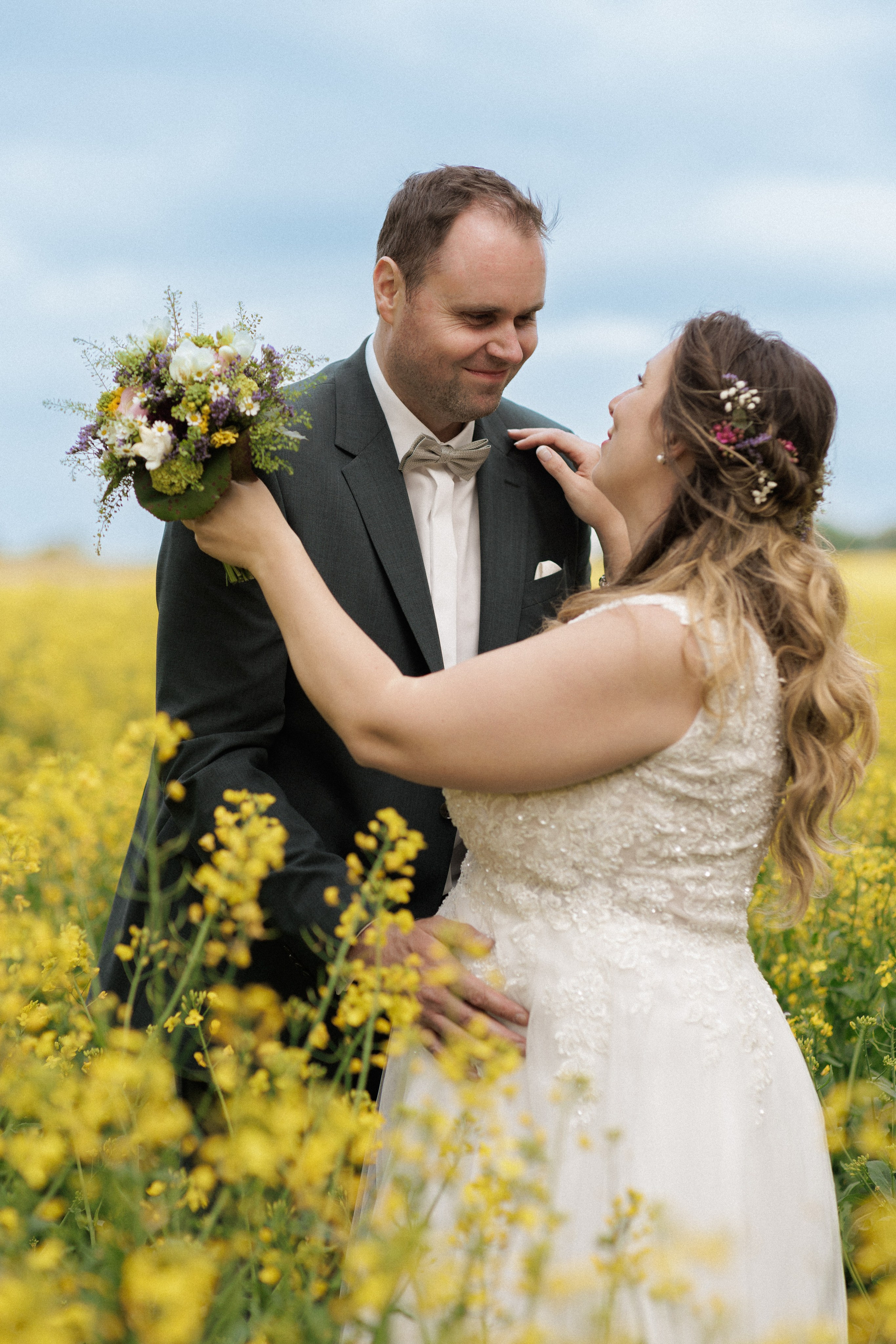 Hochzeitsfotografie an der Windmühle Eyendorf | Historische Romantik in Niedersachsen. Hochzeitsfotograf und Hochzeitsvideograf aus Hamburg | Roka21Film