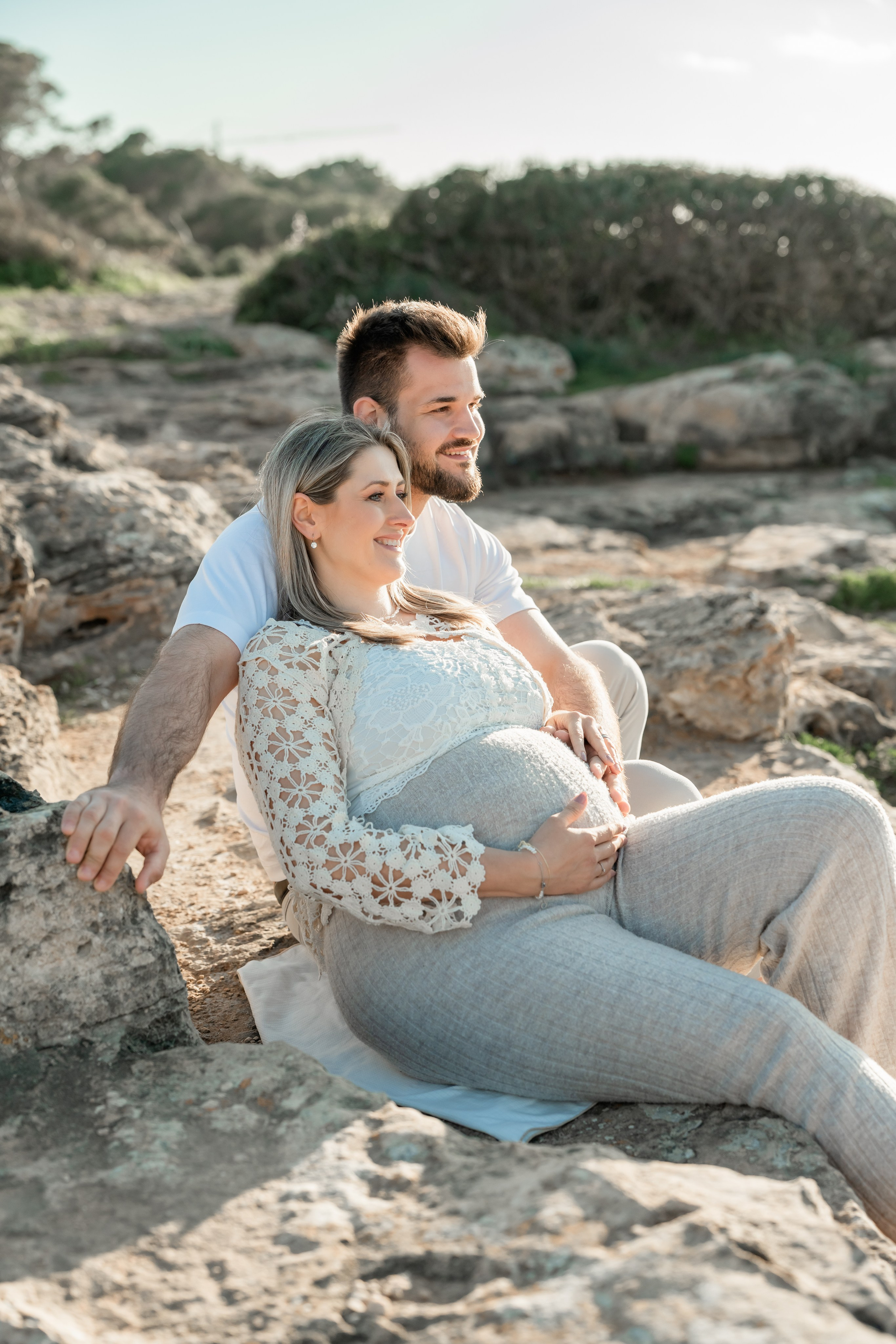 Schwangerschaftsshooting am Meer. Deine Fotografin auf Mallorca für Familien und Business