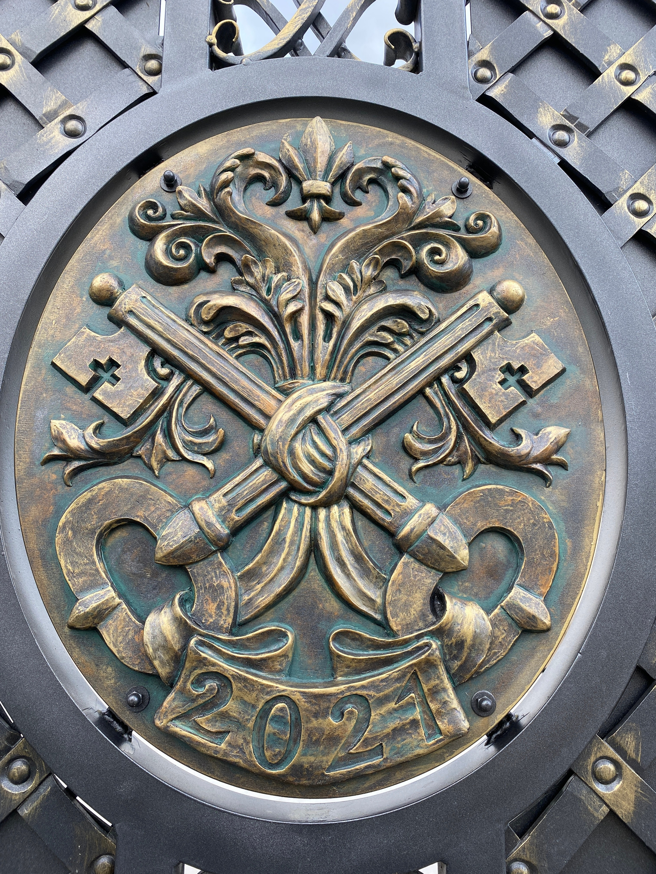 В Апостольской Нунциатуре в Республике Беларусь (Посольство Святого Престола, Ватикан). Ворота, калитка.  2017-2021. Сталь, худож. ковка, лазерная резка, сварка, компазитные материалы.