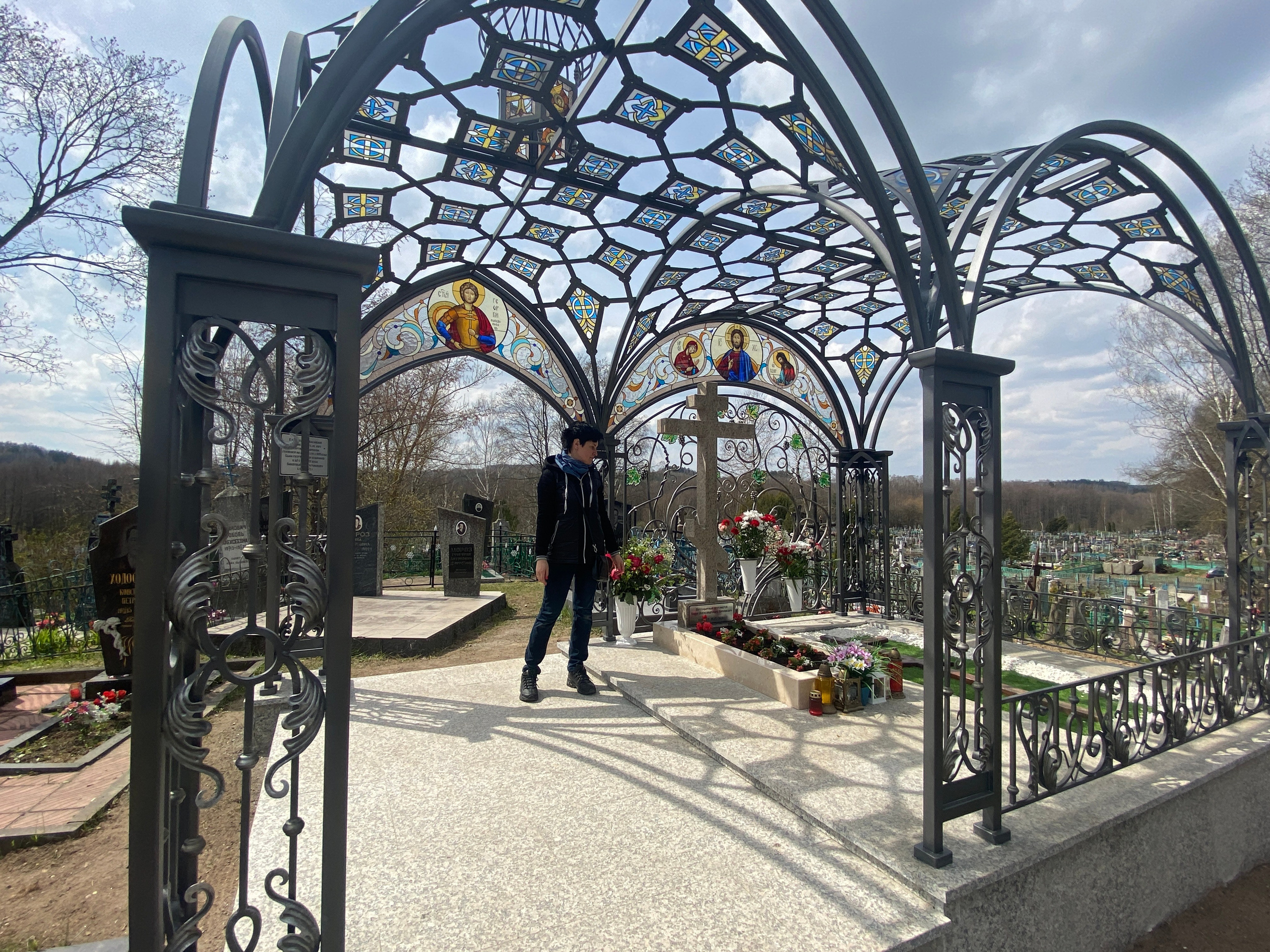 Архитектурная композиция «Красненский некрополь» в д. Красное Минской области. Протоиерей Фёдор Повный - идея и творческая концепция. Мария Тарлецкая - автор проекта и руководитель реализации. Анна Авгуль - витраж.  2020 г. Сталь, витражи, монолитный поликарбонат,  художественная ковка, лазерная резка, сварка. 