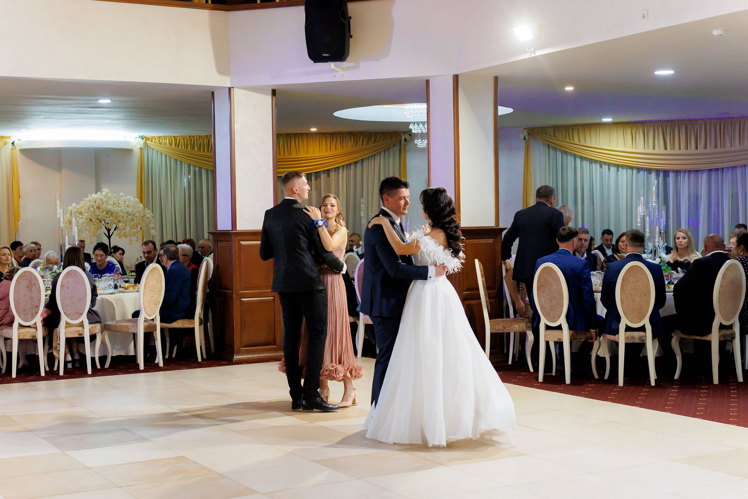 Loredana & Emilian – Ziua Nunții | Videografie - fotografie Botez Suceava, Iași, Botoșani. Servicii foto-video profesionale, pentru momente de neuitat