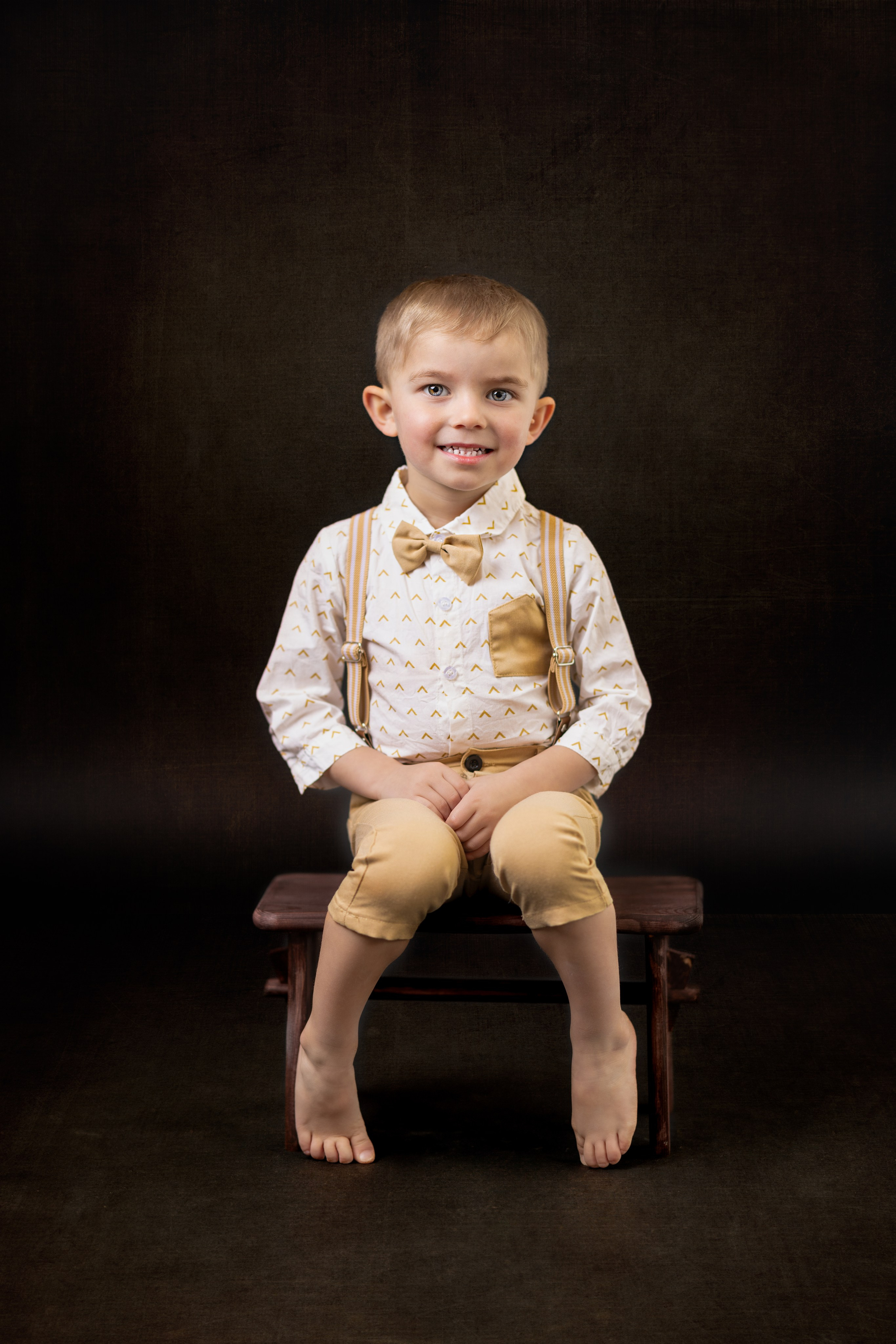 Fine Art children’s portraits in Dresden – artistic photography for your child. A studio with unique vintage outfits, perfect lighting, and an artistic atmosphere. No matter how active your child is – I will capture their essence beautifully!
