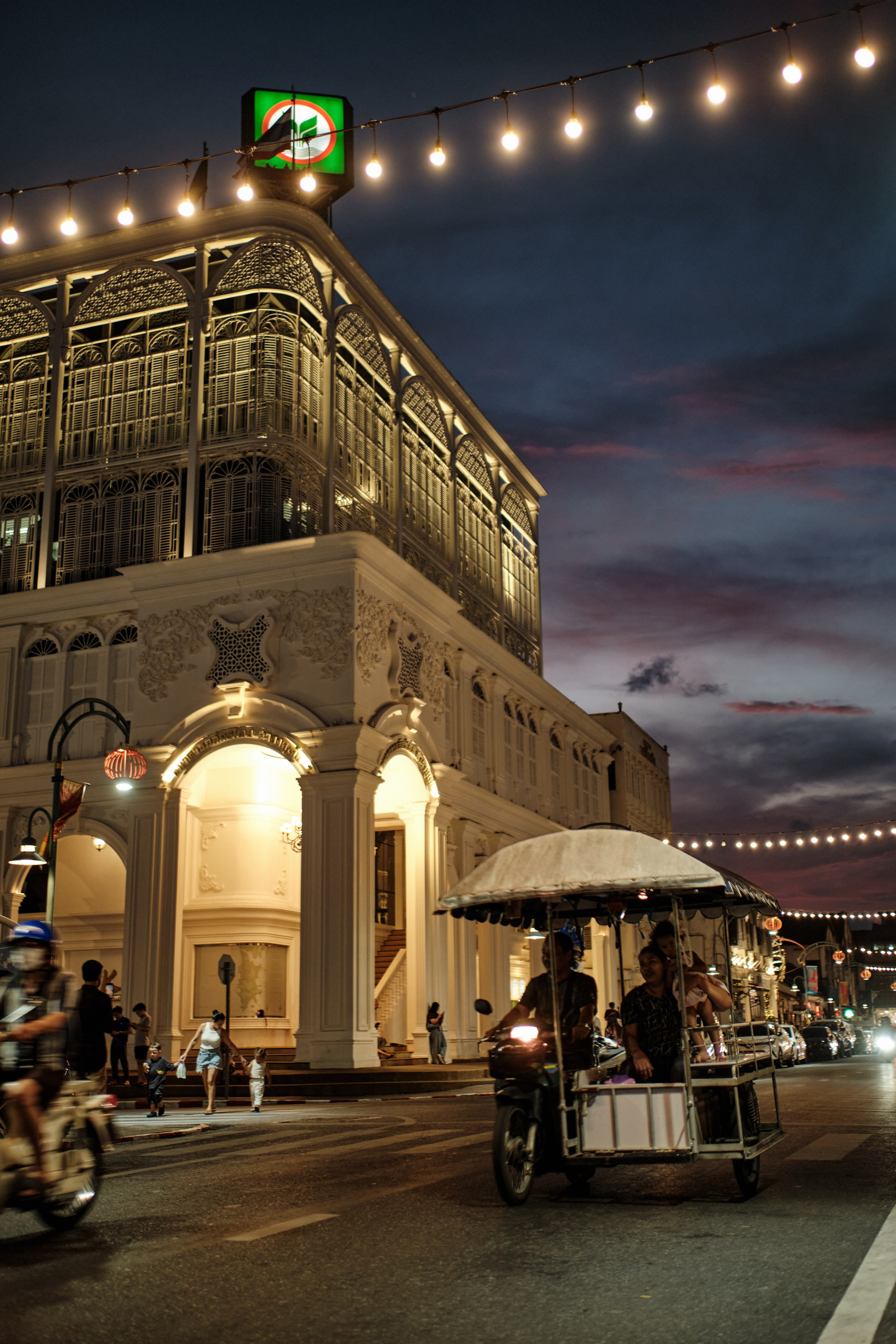 Phuket streets. New year. Portrait photographer Alena Novgorodtseva