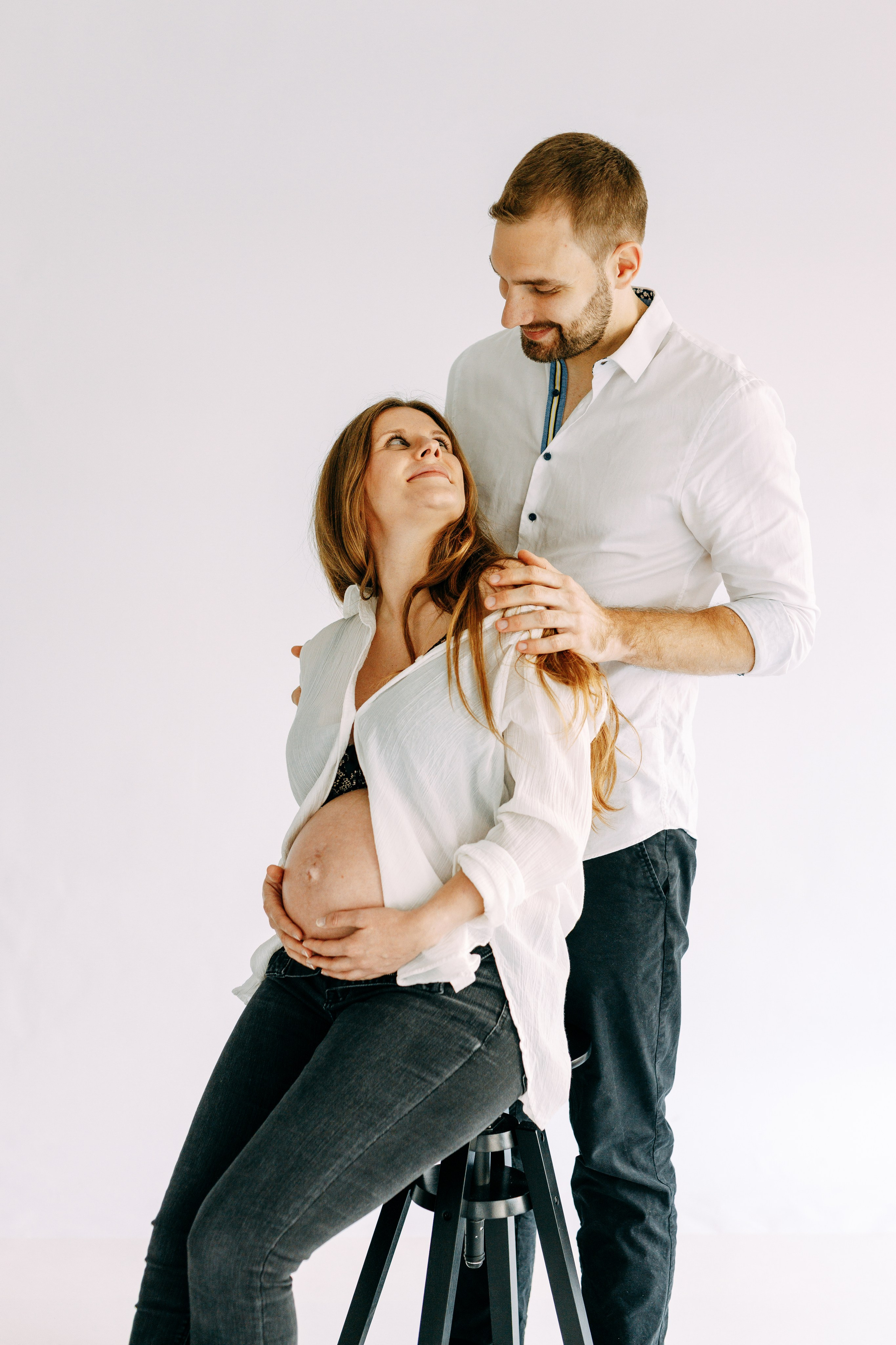 Babybauch-Shooting in Münsingen mit Hund 🐾. Professionele fotografin in Münsingen Olesia Wegele