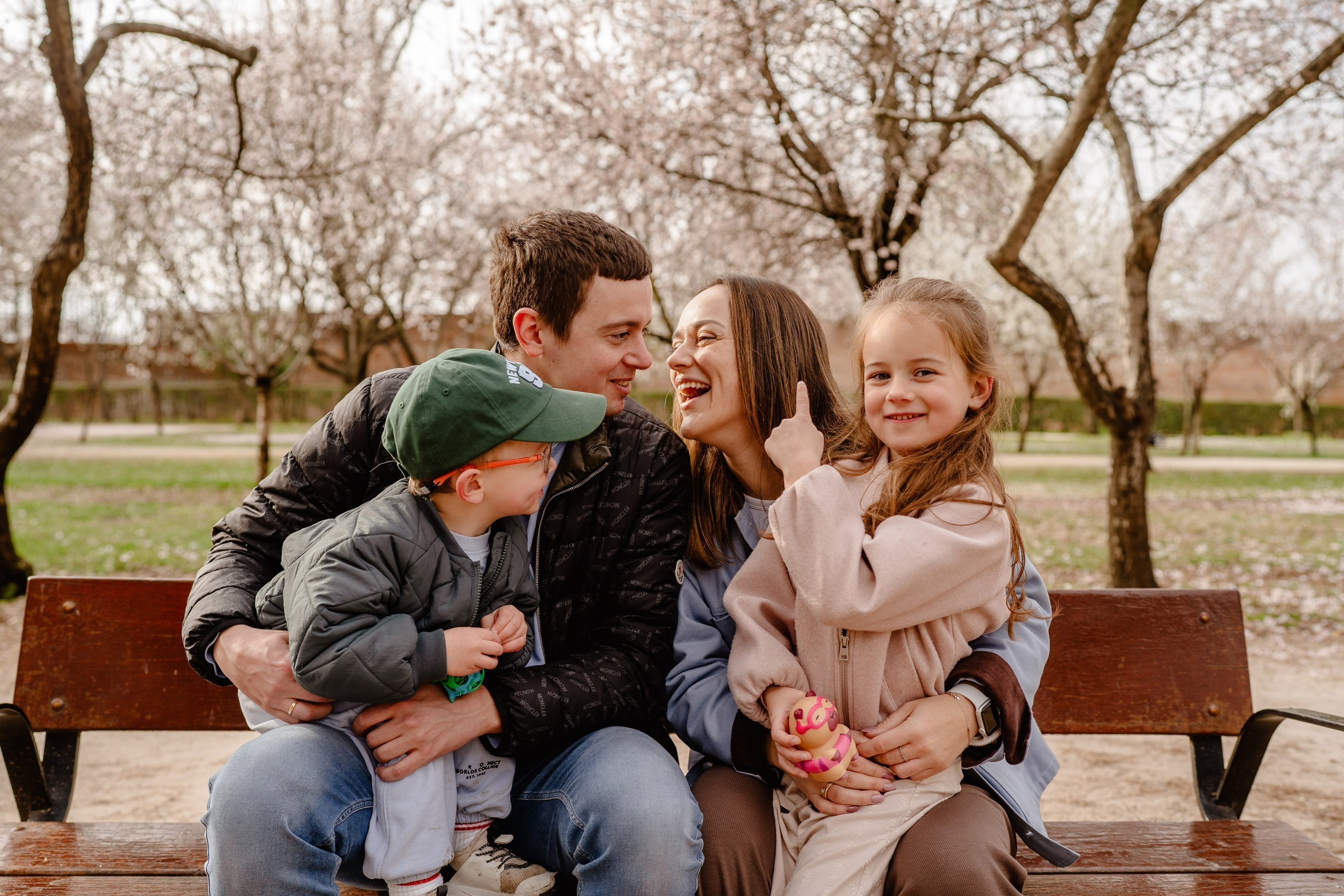Family photoshoot in Retiro Park. Madrid Photographer for Proposals, Engagements & Families | Anya Petrova