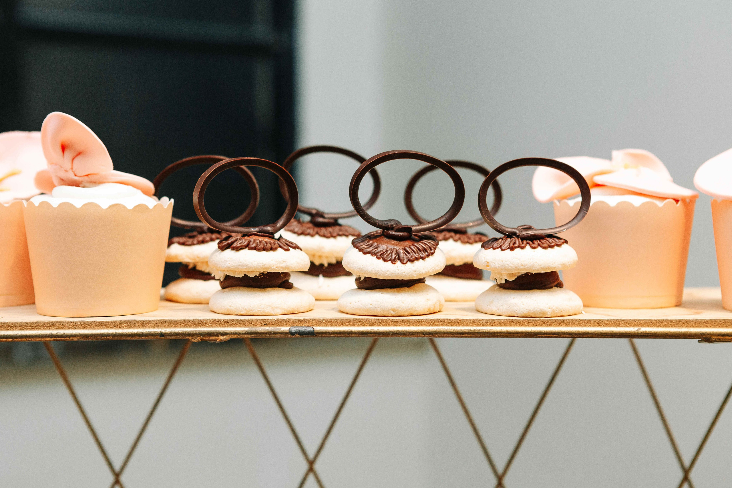 PARTY IN A RESTAURANT WITH THE WHOLE FAMILY. Https://shi-photo.com/