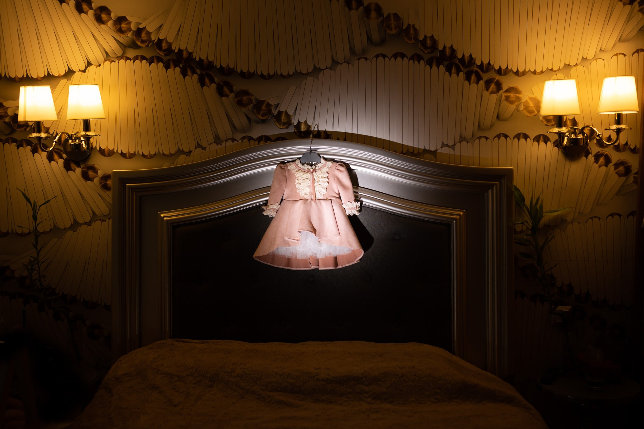 Fotografie de detaliu la pregatirea bebelusului in ziua botezului