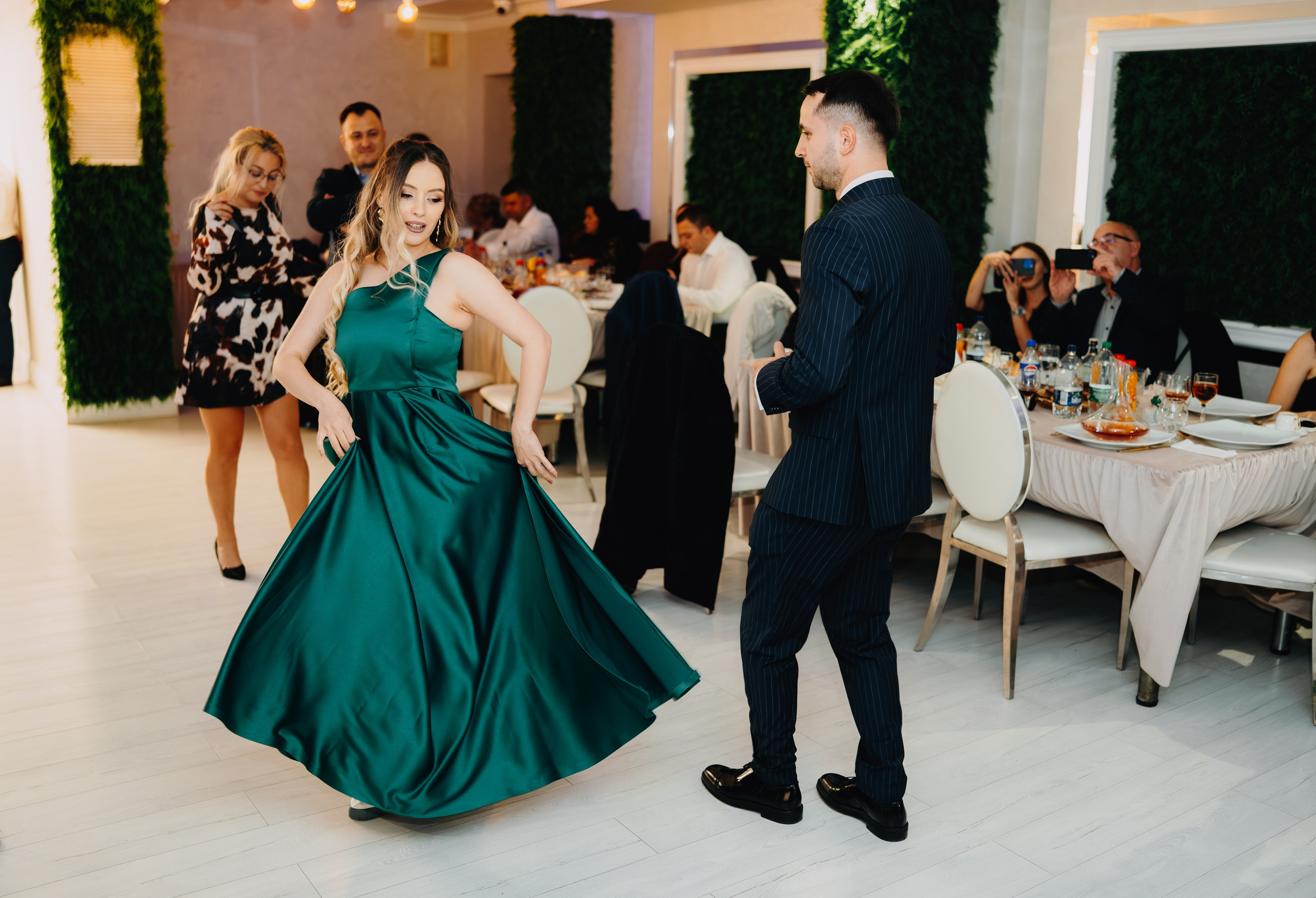 Părinții lui Arthur Mihail dansează cu energie și pasiune pe muzică grecească, pe ringul de dans de la petrecerea de botez din Restaurantul Monden, Bârlad. Un cadru plin de viață, bucurie pură și eliberare, care arată partea festivă și plină de foc a serii.