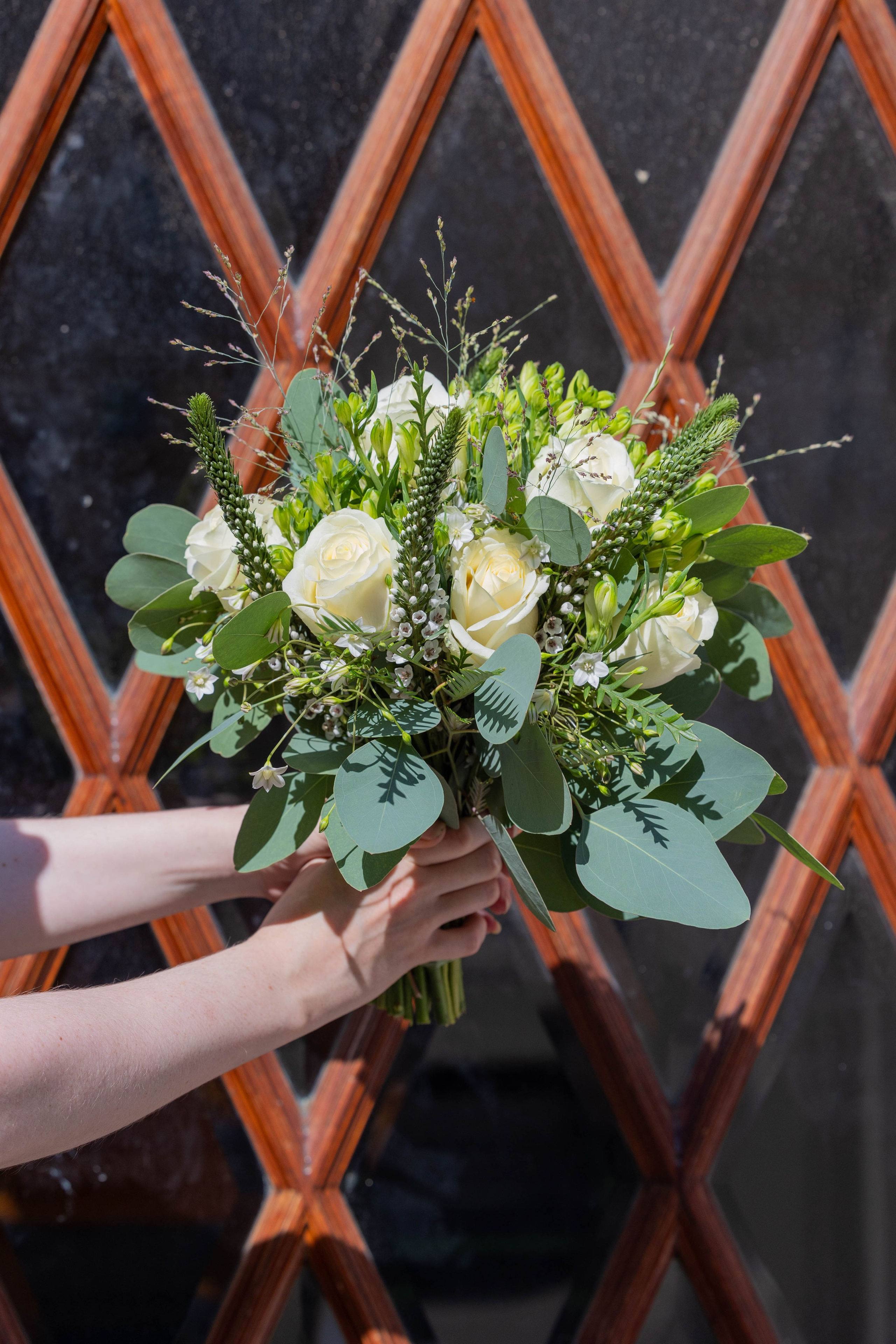 Brudebuketten er skabt specielt til dig med omhyggeligt udvalgte blomster og detaljer, der afspejler dine ønsker. Gør din store dag endnu mere betydningsfuld med en unik og smuk buket.