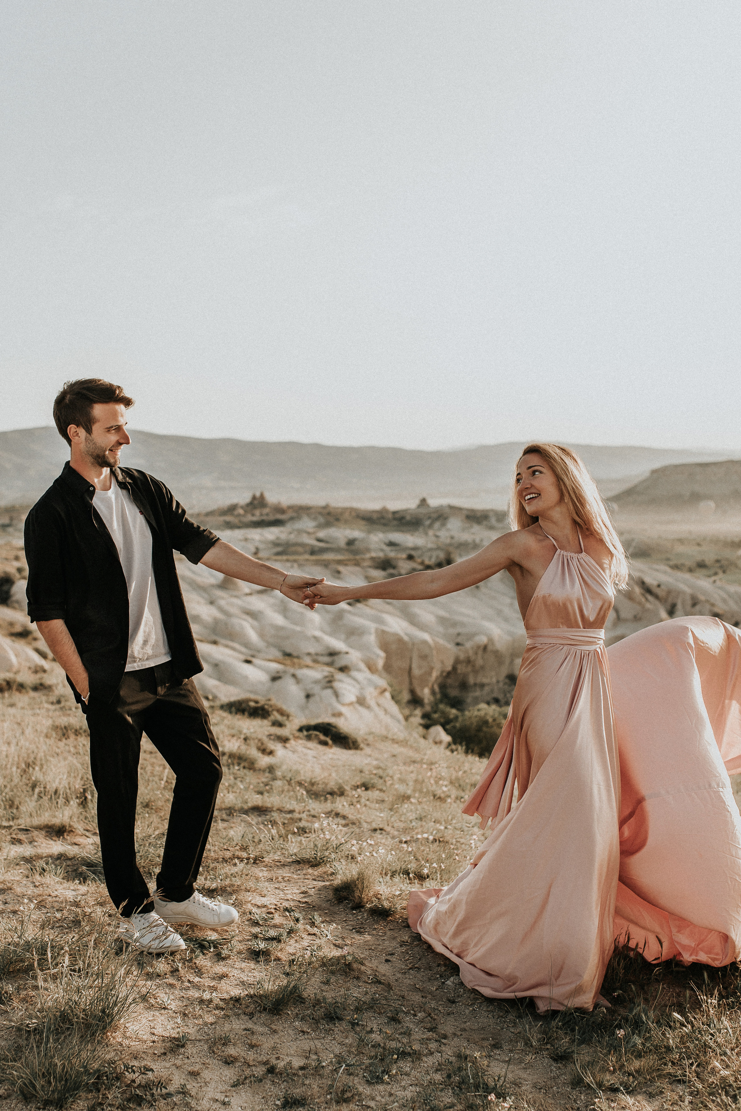 Paarfotografie beim Sonnenaufgang mit Heissluftballons im Hintergrund. Familien- & Hochzeitsfotografin Schweiz. Valeria Diaz in Zürich und Umgebung
