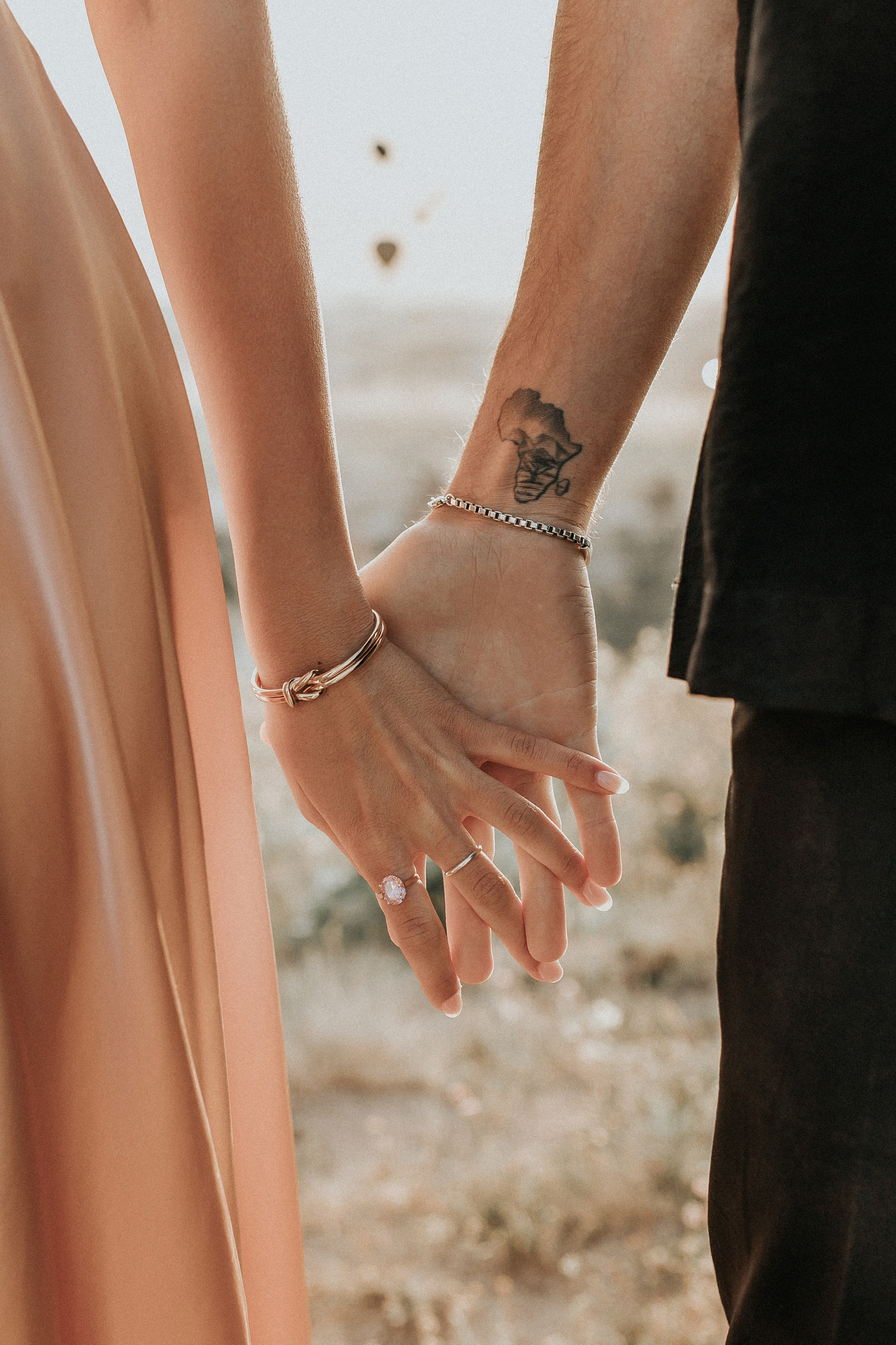 Paarfotografie beim Sonnenaufgang mit Heissluftballons im Hintergrund. Familien- & Hochzeitsfotografin Schweiz. Valeria Diaz in Zürich und Umgebung
