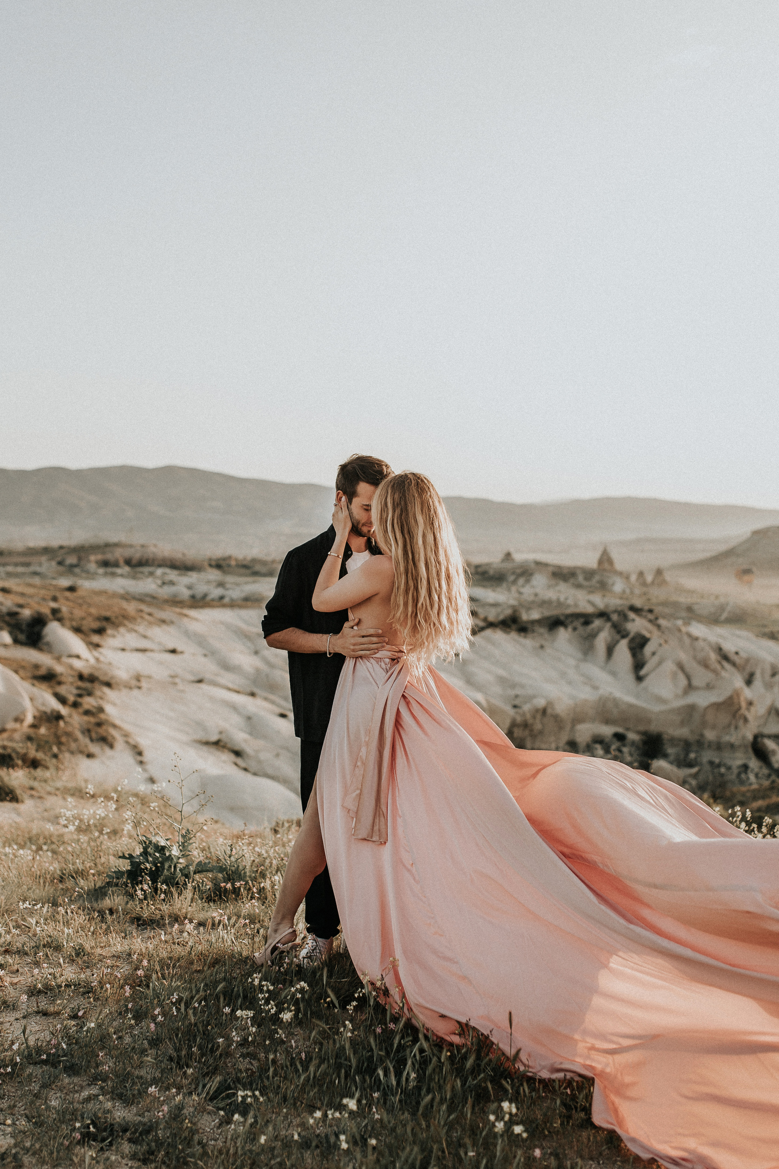 Paarfotografie beim Sonnenaufgang mit Heissluftballons im Hintergrund. Familien- & Hochzeitsfotografin Schweiz. Valeria Diaz in Zürich und Umgebung