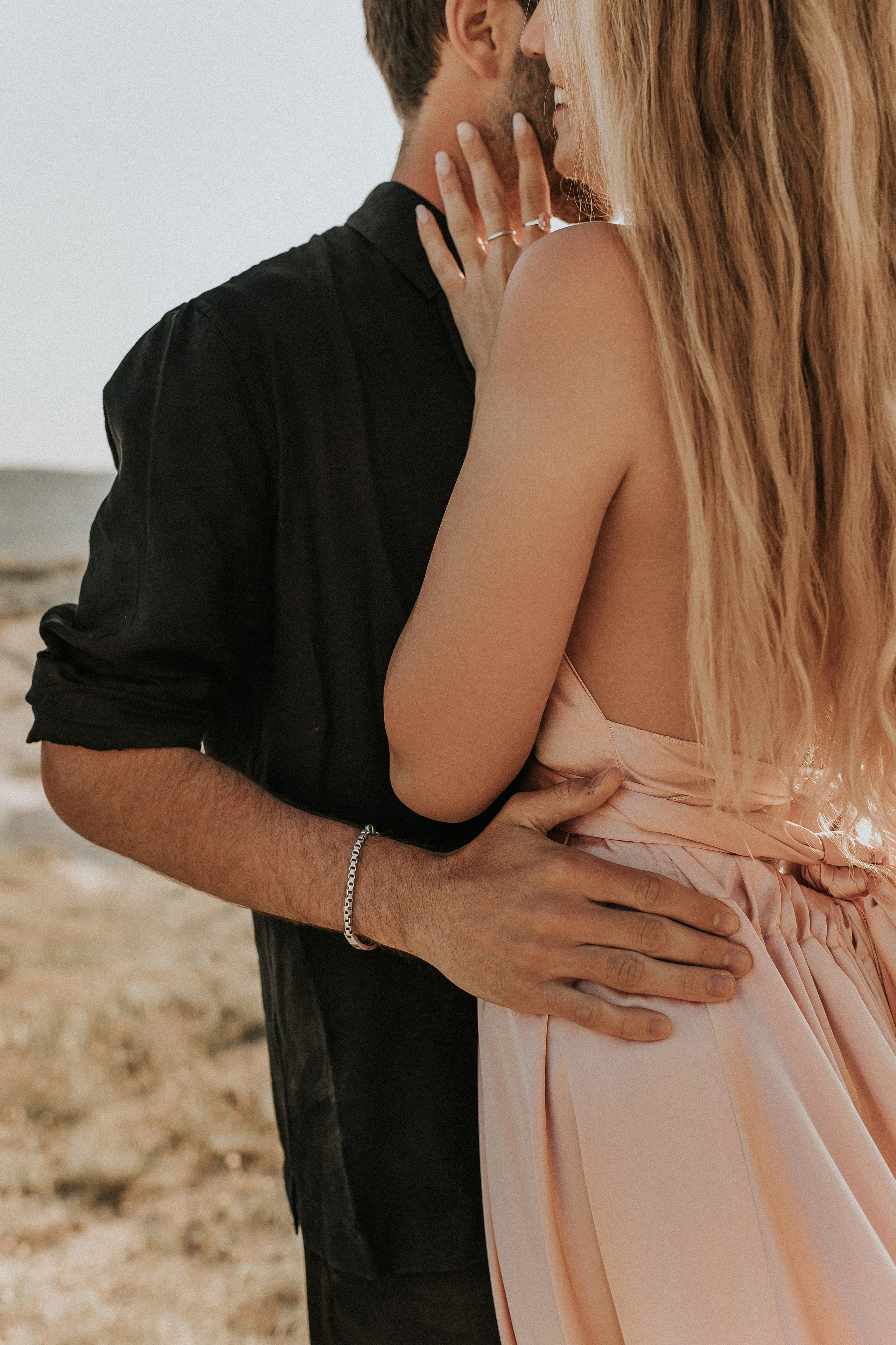 Paarfotografie beim Sonnenaufgang mit Heissluftballons im Hintergrund. Familien- & Hochzeitsfotografin Schweiz. Valeria Diaz in Zürich und Umgebung