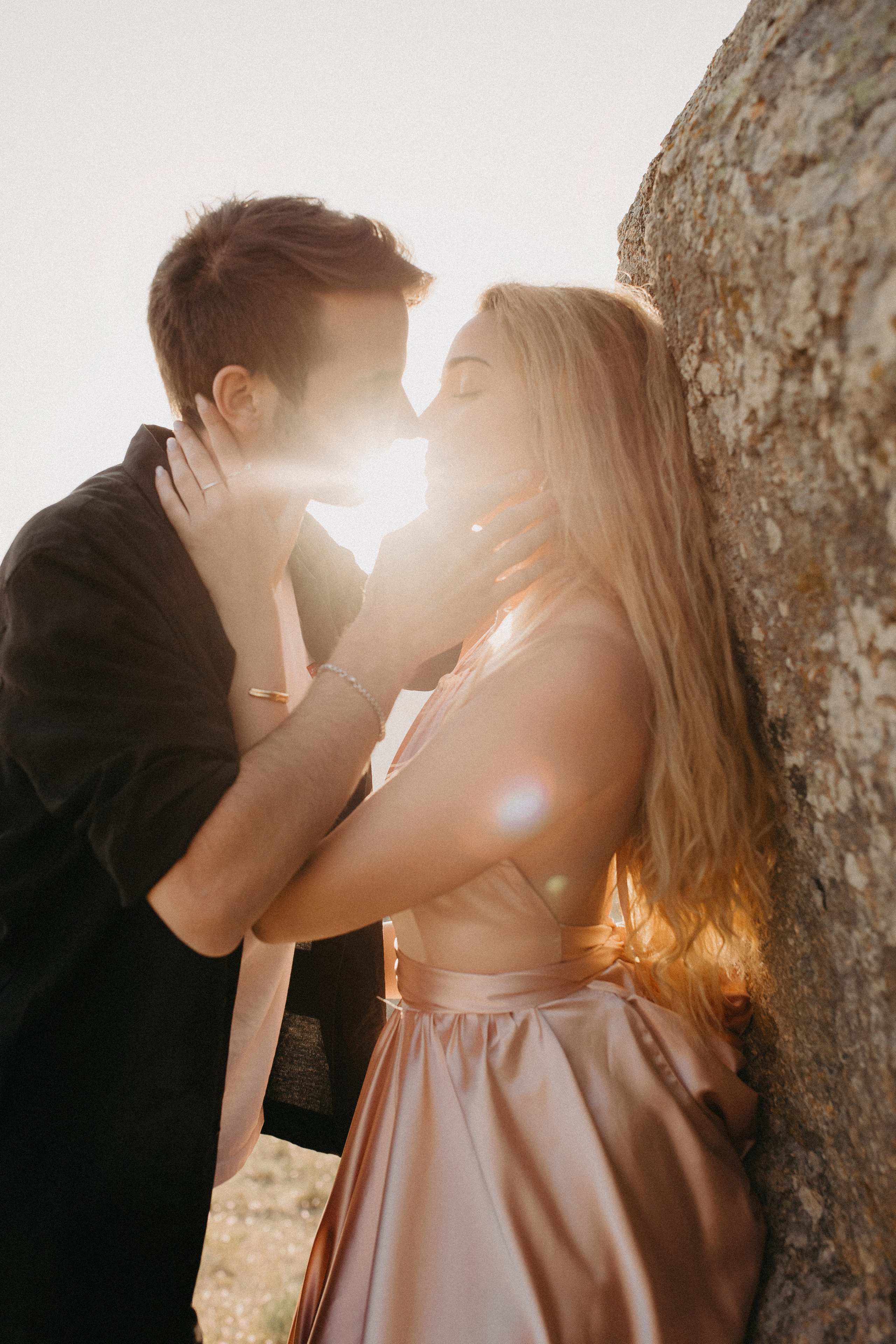 Paarfotografie beim Sonnenaufgang mit Heissluftballons im Hintergrund. Familien- & Hochzeitsfotografin Schweiz. Valeria Diaz in Zürich und Umgebung