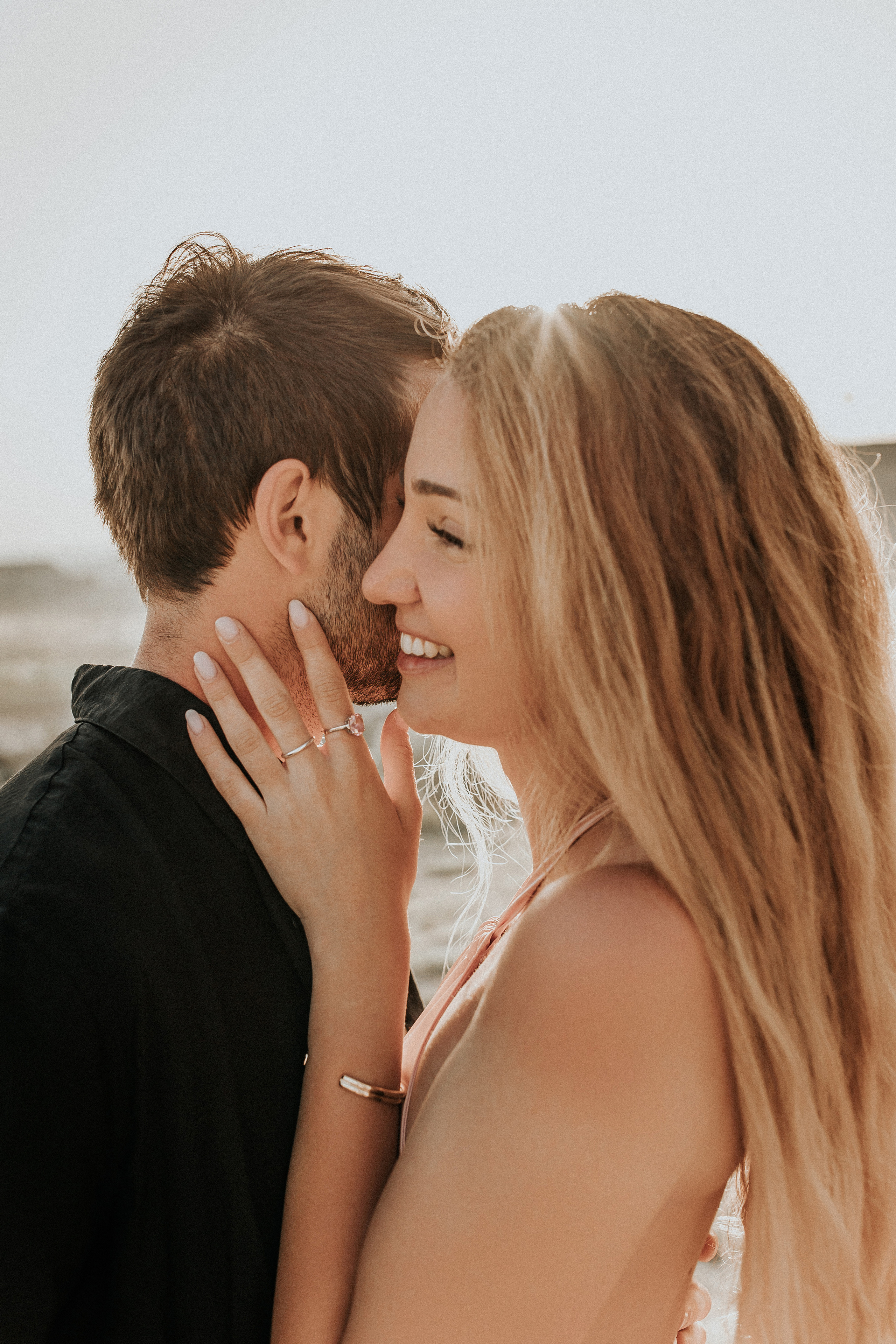 Paarfotografie beim Sonnenaufgang mit Heissluftballons im Hintergrund. Familien- & Hochzeitsfotografin Schweiz. Valeria Diaz in Zürich und Umgebung