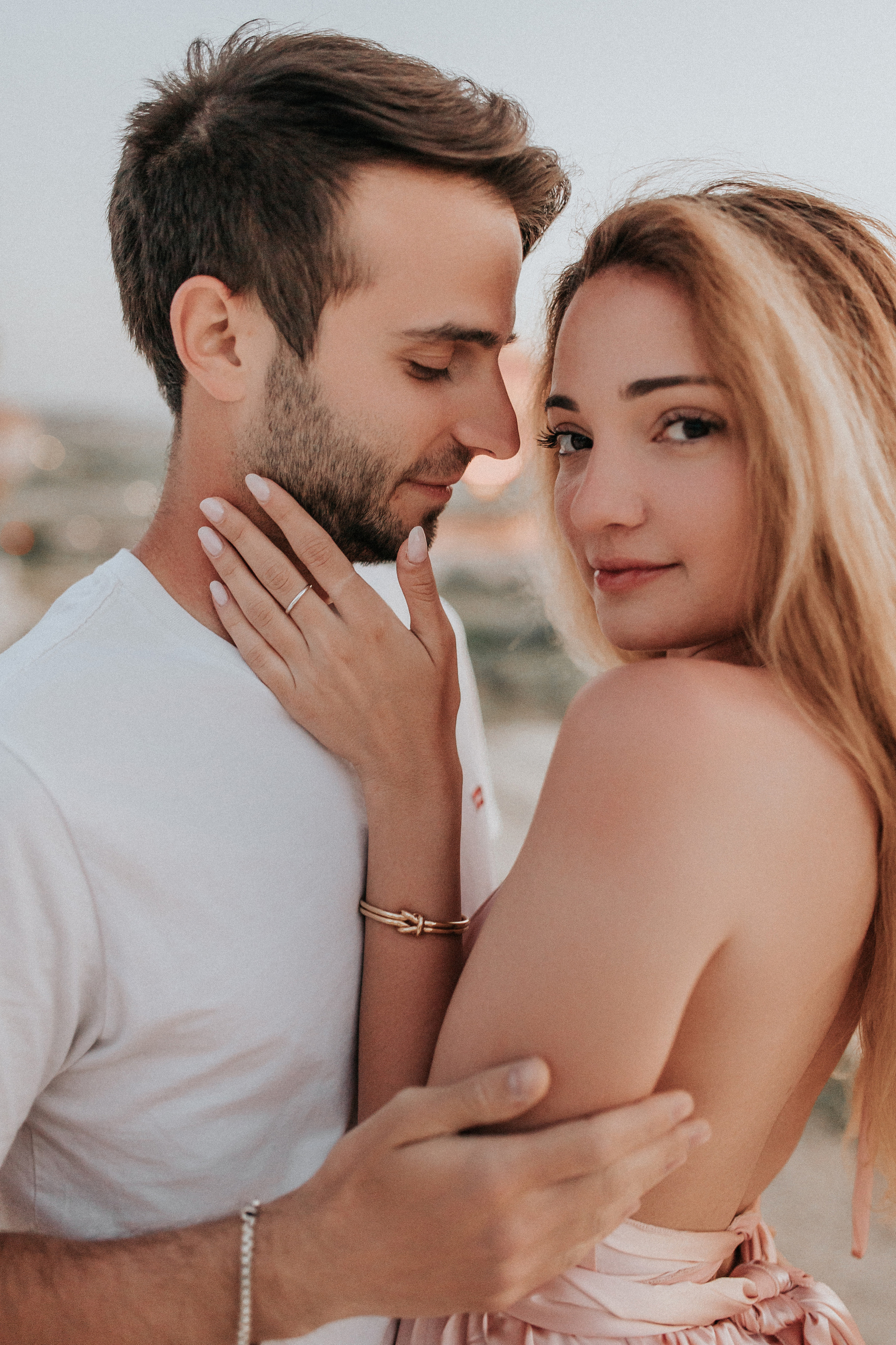 Paarfotografie beim Sonnenaufgang mit Heissluftballons im Hintergrund. Familien- & Hochzeitsfotografin Schweiz. Valeria Diaz in Zürich und Umgebung