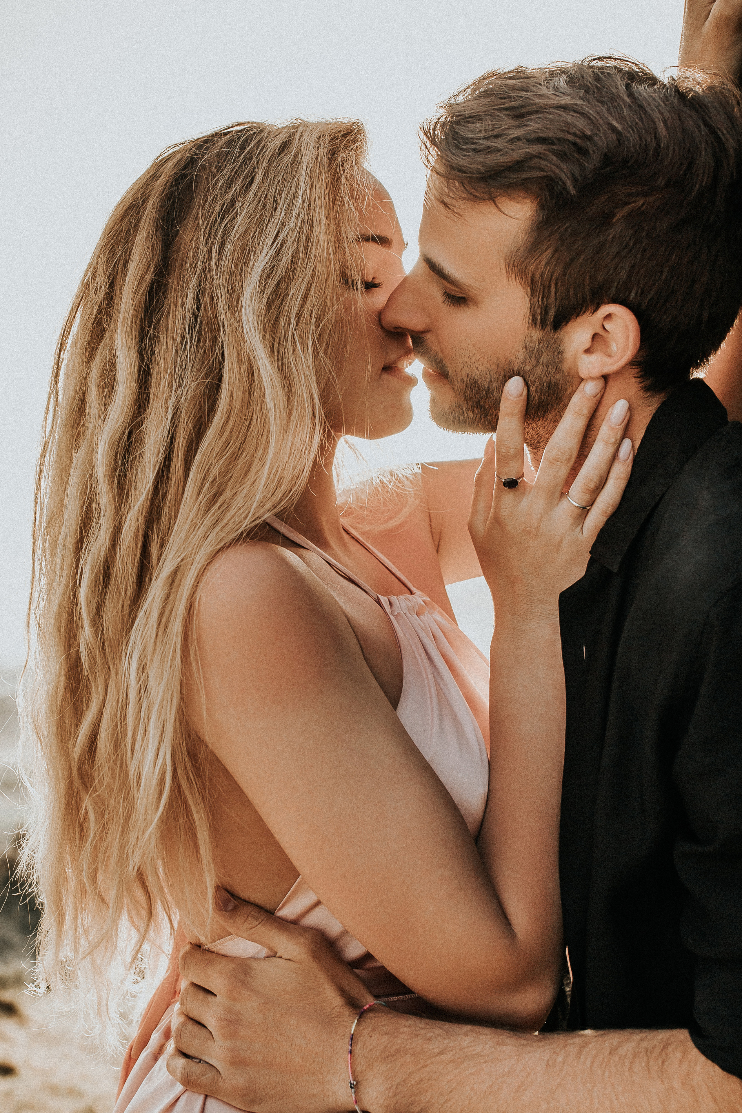 Paarfotografie beim Sonnenaufgang mit Heissluftballons im Hintergrund. Familien- & Hochzeitsfotografin Schweiz. Valeria Diaz in Zürich und Umgebung